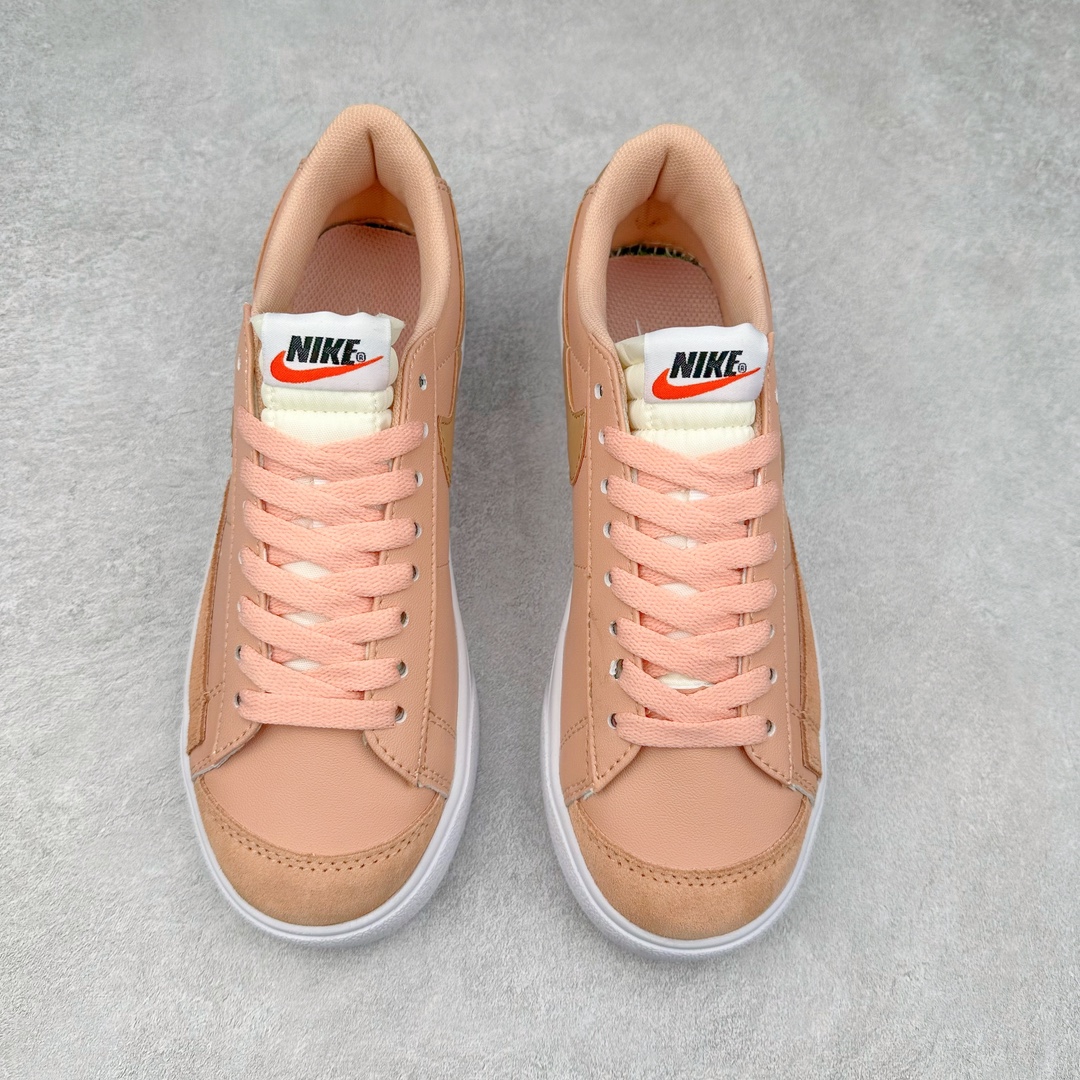 图片[2]-NK Blazer Low \’1977 VNTG SS经典开拓者低帮百搭休闲厚底运动板鞋 采用环保材料的大底 独特的鞋面连者鞋底印刷 演绎出了这个配色的独特风格 眼前的新设计选用皮质 配出当下流行的阴阳元素 呈现属于现代潮流的美感 尺码：36 36.5 37.5 38 38.5 39 40 40.5 41 42 42.5 43 44 44.5 45-选品中心