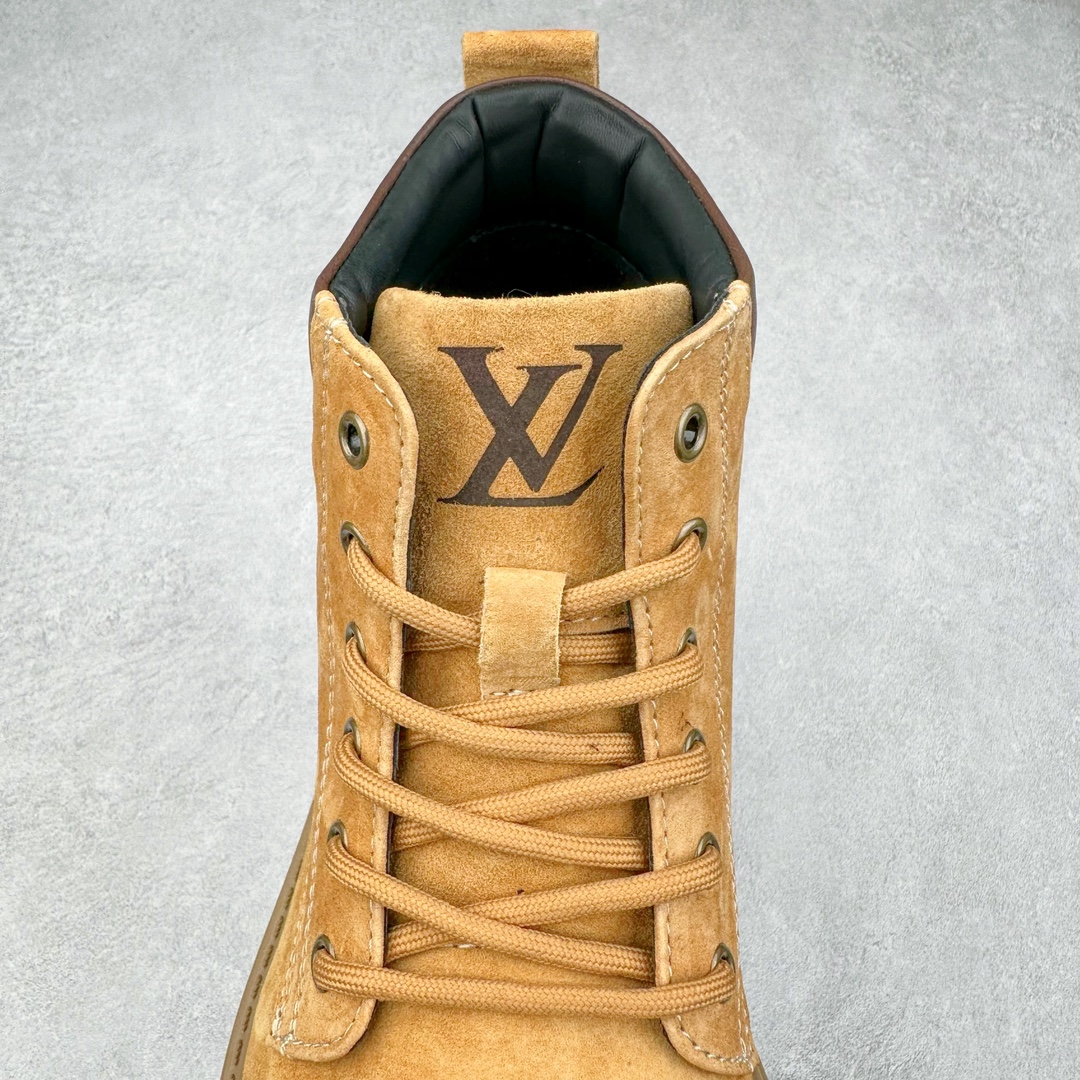 图片[5]-Louis Vuitton 路易威登 LV 24ss秋冬新款轻底休闲大黄靴 #代购专供品质 高弹Modern 外置防滑橡塑发泡超轻大底 系带设计 穿脱十分方便 采用TPU模压定型真皮鞋面材质#EVA轻翼科技外底具有防滑,耐磨和良好的弹性 Pharrell Williams充分发挥了作为Louis Vuitton创意总监的角色 这款鞋重新定义了 6英寸大黄靴的经典设计 致敬1996年Grandmaster Flash经典黄靴造型 原厂五金鞋带扣 工艺全新升级 中山大厂代工 原单进口皮料 独立私模大底，正确logo， 原装一致头层磨砂皮 搭配经典老花领口 全新原厂包装鞋盒 市场独家供应 尺码：38-44（皮鞋码）-选品中心
