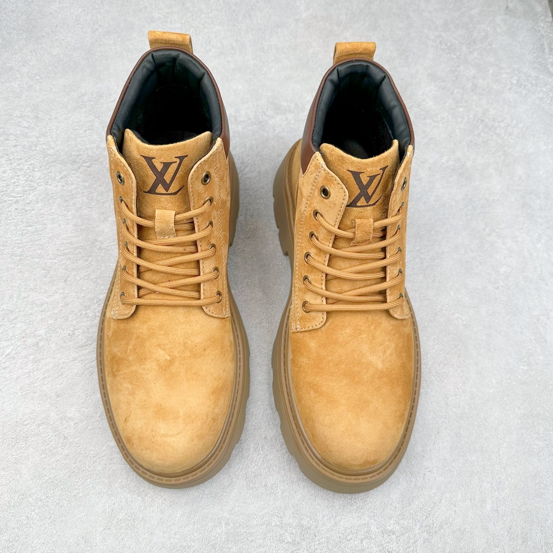 图片[2]-Louis Vuitton 路易威登 LV 24ss秋冬新款轻底休闲大黄靴 #代购专供品质 高弹Modern 外置防滑橡塑发泡超轻大底 系带设计 穿脱十分方便 采用TPU模压定型真皮鞋面材质#EVA轻翼科技外底具有防滑,耐磨和良好的弹性 Pharrell Williams充分发挥了作为Louis Vuitton创意总监的角色 这款鞋重新定义了 6英寸大黄靴的经典设计 致敬1996年Grandmaster Flash经典黄靴造型 原厂五金鞋带扣 工艺全新升级 中山大厂代工 原单进口皮料 独立私模大底，正确logo， 原装一致头层磨砂皮 搭配经典老花领口 全新原厂包装鞋盒 市场独家供应 尺码：38-44（皮鞋码）-选品中心