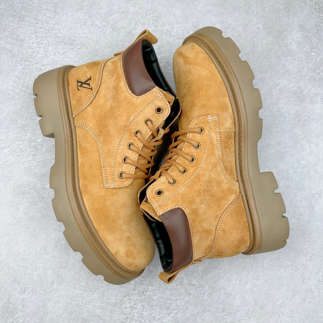 图片[3]-Louis Vuitton 路易威登 LV 24ss秋冬新款轻底休闲大黄靴 #代购专供品质 高弹Modern 外置防滑橡塑发泡超轻大底 系带设计 穿脱十分方便 采用TPU模压定型真皮鞋面材质#EVA轻翼科技外底具有防滑,耐磨和良好的弹性 Pharrell Williams充分发挥了作为Louis Vuitton创意总监的角色 这款鞋重新定义了 6英寸大黄靴的经典设计 致敬1996年Grandmaster Flash经典黄靴造型 原厂五金鞋带扣 工艺全新升级 中山大厂代工 原单进口皮料 独立私模大底，正确logo， 原装一致头层磨砂皮 搭配经典老花领口 全新原厂包装鞋盒 市场独家供应 尺码：38-44（皮鞋码）-选品中心