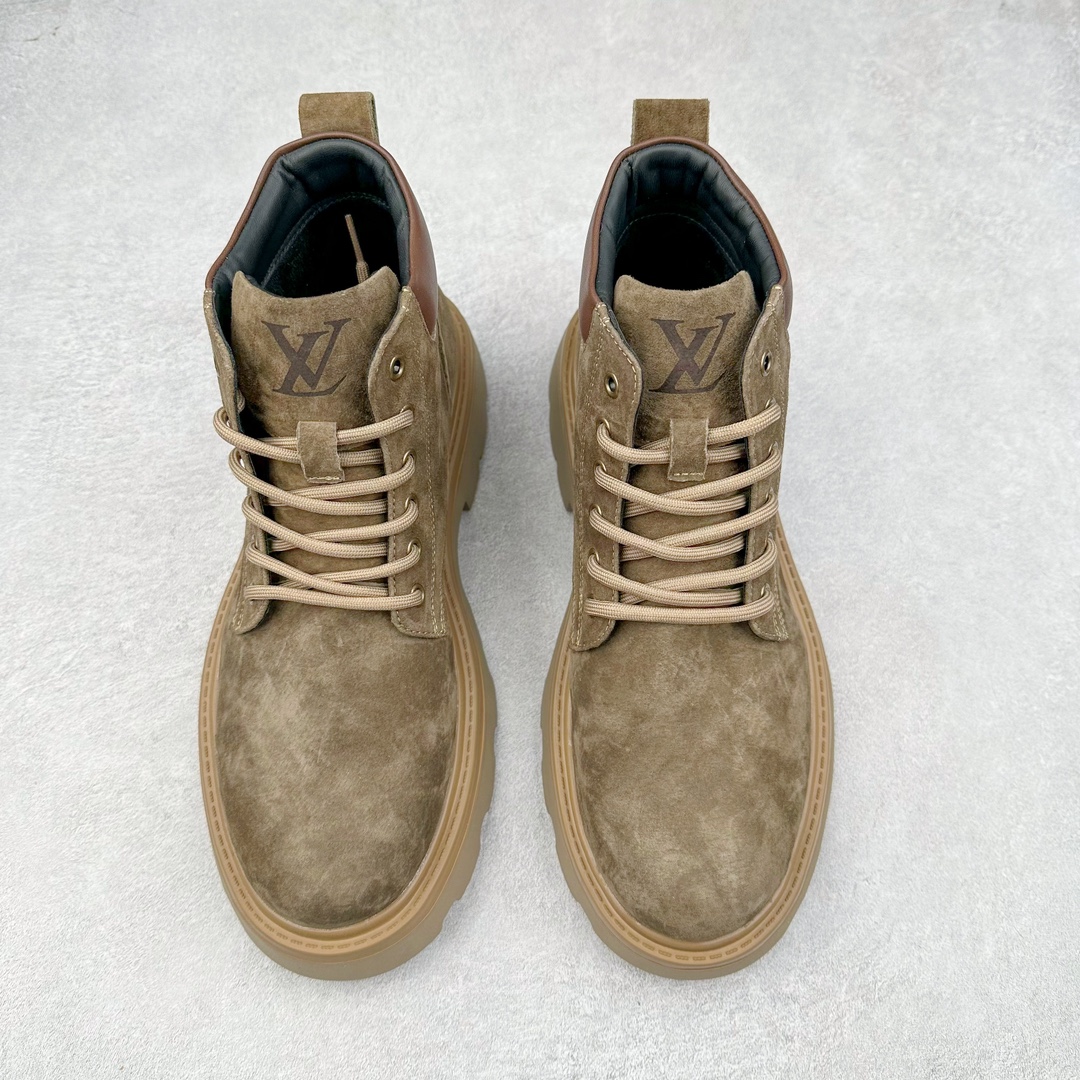 图片[2]-Louis Vuitton 路易威登 LV 24ss秋冬新款轻底休闲大黄靴 #代购专供品质 高弹Modern 外置防滑橡塑发泡超轻大底 系带设计 穿脱十分方便 采用TPU模压定型真皮鞋面材质#EVA轻翼科技外底具有防滑,耐磨和良好的弹性 Pharrell Williams充分发挥了作为Louis Vuitton创意总监的角色 这款鞋重新定义了 6英寸大黄靴的经典设计 致敬1996年Grandmaster Flash经典黄靴造型 原厂五金鞋带扣 工艺全新升级 中山大厂代工 原单进口皮料 独立私模大底，正确logo， 原装一致头层磨砂皮 搭配经典老花领口 全新原厂包装鞋盒 市场独家供应 尺码：38-44（皮鞋码）-选品中心