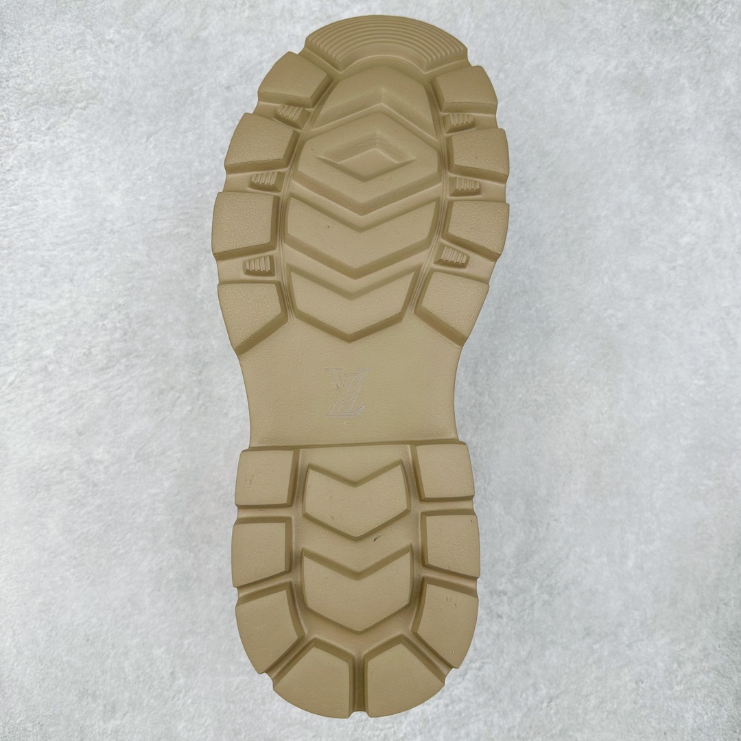 图片[9]-Louis Vuitton 路易威登 LV 24ss秋冬新款轻底休闲大黄靴 #代购专供品质 高弹Modern 外置防滑橡塑发泡超轻大底 系带设计 穿脱十分方便 采用TPU模压定型真皮鞋面材质#EVA轻翼科技外底具有防滑,耐磨和良好的弹性 Pharrell Williams充分发挥了作为Louis Vuitton创意总监的角色 这款鞋重新定义了 6英寸大黄靴的经典设计 致敬1996年Grandmaster Flash经典黄靴造型 原厂五金鞋带扣 工艺全新升级 中山大厂代工 原单进口皮料 独立私模大底，正确logo， 原装一致头层磨砂皮 搭配经典老花领口 全新原厂包装鞋盒 市场独家供应 尺码：38-44（皮鞋码）-选品中心