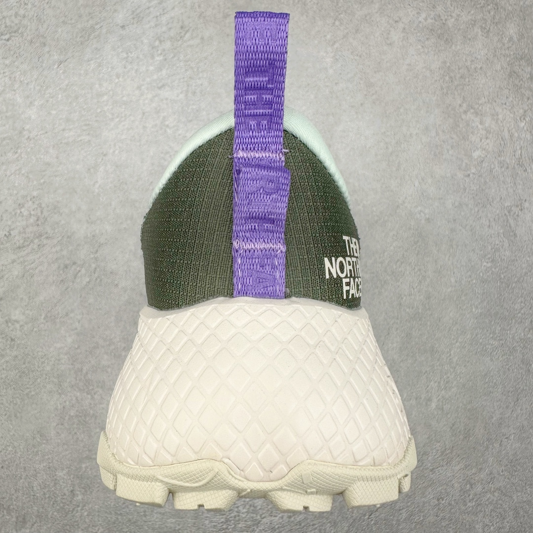 图片[8]-THE NORTH FACE 北面防滑耐磨防水低帮户外功能鞋 有许多相当专业的户外爱好者 非常关心像是越野跑、专业登山鞋等一系列的户外鞋款开箱 本次介绍比较不一样的休闲机能鞋 带来登山朋友爱用的户外品牌北面The North Face的休闲系列徒步鞋款介绍，希望能提供大家于生活与轻旅行的不同选择。不少户外运动爱好者喜欢的专业登山品牌（北面）The North Face自1966年创立，由两位热爱登山徒步的年轻登山者于美西旧金山开创，不断透过研发与创新，并且将最先进的技术结合在服装与鞋款设计，生产多种外型帅气且专业能力非常强的户外服饰，备受欢迎。户外版有许多相当专业的户外爱好者，非常关心像是越野跑、专业登山鞋等一系列的户外鞋款开箱，本次介绍比较不一样的休闲机能鞋，带来登山朋友爱用的户外品牌北面The North Face的休闲系列徒步鞋款介绍，希望能提供大家于生活与轻旅行的不同选择。此鞋并非归类在专业登山鞋家族中，而是以高性价比、适合日常训练作为主推卖点，对登山初学的朋友来说，这双鞋耐磨与耐穿程度更是入手的绝佳理由，但是对进阶登山者而言，此鞋可能无法战胜难度更高的徒步登山路线。脚感与登山靴的稳健非常不一样，也不是越野跑鞋的野性、更非慢跑鞋的敏捷，个人觉得此鞋足感非常独特，XtraFoam中底的泡沫材质非常柔软，即使没有鞋带系统辅助，但是EXTS外底抓地系统底纹够深，每一步都十分平稳。尺码：39 40 40.5 41 42 42.5 43 44 44.5 45-选品中心