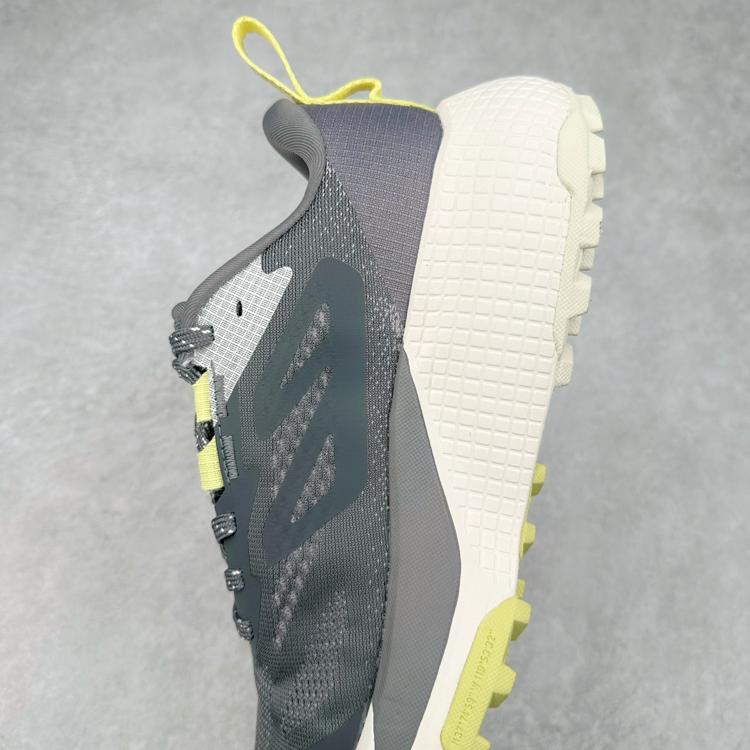 图片[7]-THE NORTH FACE 北面防滑耐磨防水低帮户外功能鞋 有许多相当专业的户外爱好者 非常关心像是越野跑、专业登山鞋等一系列的户外鞋款开箱 本次介绍比较不一样的休闲机能鞋 带来登山朋友爱用的户外品牌北面The North Face的休闲系列徒步鞋款介绍，希望能提供大家于生活与轻旅行的不同选择。不少户外运动爱好者喜欢的专业登山品牌（北面）The North Face自1966年创立，由两位热爱登山徒步的年轻登山者于美西旧金山开创，不断透过研发与创新，并且将最先进的技术结合在服装与鞋款设计，生产多种外型帅气且专业能力非常强的户外服饰，备受欢迎。户外版有许多相当专业的户外爱好者，非常关心像是越野跑、专业登山鞋等一系列的户外鞋款开箱，本次介绍比较不一样的休闲机能鞋，带来登山朋友爱用的户外品牌北面The North Face的休闲系列徒步鞋款介绍，希望能提供大家于生活与轻旅行的不同选择。此鞋并非归类在专业登山鞋家族中，而是以高性价比、适合日常训练作为主推卖点，对登山初学的朋友来说，这双鞋耐磨与耐穿程度更是入手的绝佳理由，但是对进阶登山者而言，此鞋可能无法战胜难度更高的徒步登山路线。脚感与登山靴的稳健非常不一样，也不是越野跑鞋的野性、更非慢跑鞋的敏捷，个人觉得此鞋足感非常独特，XtraFoam中底的泡沫材质非常柔软，即使没有鞋带系统辅助，但是EXTS外底抓地系统底纹够深，每一步都十分平稳。尺码：39 40 40.5 41 42 42.5 43 44 44.5 45-选品中心