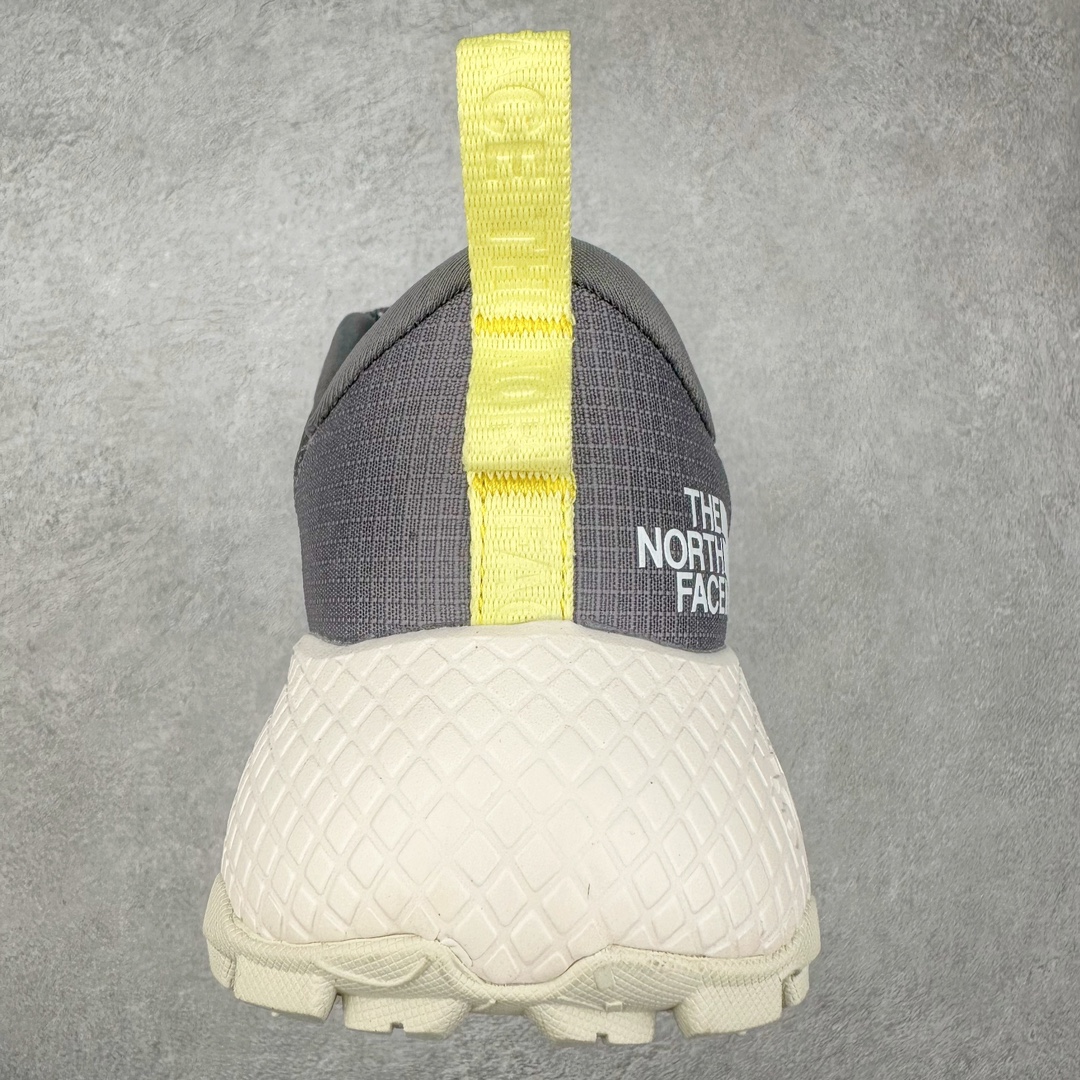 图片[8]-THE NORTH FACE 北面防滑耐磨防水低帮户外功能鞋 有许多相当专业的户外爱好者 非常关心像是越野跑、专业登山鞋等一系列的户外鞋款开箱 本次介绍比较不一样的休闲机能鞋 带来登山朋友爱用的户外品牌北面The North Face的休闲系列徒步鞋款介绍，希望能提供大家于生活与轻旅行的不同选择。不少户外运动爱好者喜欢的专业登山品牌（北面）The North Face自1966年创立，由两位热爱登山徒步的年轻登山者于美西旧金山开创，不断透过研发与创新，并且将最先进的技术结合在服装与鞋款设计，生产多种外型帅气且专业能力非常强的户外服饰，备受欢迎。户外版有许多相当专业的户外爱好者，非常关心像是越野跑、专业登山鞋等一系列的户外鞋款开箱，本次介绍比较不一样的休闲机能鞋，带来登山朋友爱用的户外品牌北面The North Face的休闲系列徒步鞋款介绍，希望能提供大家于生活与轻旅行的不同选择。此鞋并非归类在专业登山鞋家族中，而是以高性价比、适合日常训练作为主推卖点，对登山初学的朋友来说，这双鞋耐磨与耐穿程度更是入手的绝佳理由，但是对进阶登山者而言，此鞋可能无法战胜难度更高的徒步登山路线。脚感与登山靴的稳健非常不一样，也不是越野跑鞋的野性、更非慢跑鞋的敏捷，个人觉得此鞋足感非常独特，XtraFoam中底的泡沫材质非常柔软，即使没有鞋带系统辅助，但是EXTS外底抓地系统底纹够深，每一步都十分平稳。尺码：39 40 40.5 41 42 42.5 43 44 44.5 45-选品中心