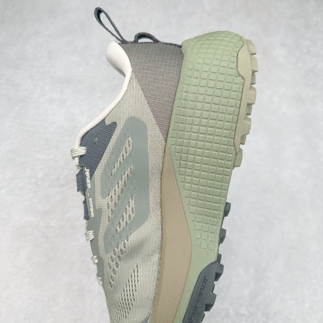 图片[7]-THE NORTH FACE 北面防滑耐磨防水低帮户外功能鞋 有许多相当专业的户外爱好者 非常关心像是越野跑、专业登山鞋等一系列的户外鞋款开箱 本次介绍比较不一样的休闲机能鞋 带来登山朋友爱用的户外品牌北面The North Face的休闲系列徒步鞋款介绍，希望能提供大家于生活与轻旅行的不同选择。不少户外运动爱好者喜欢的专业登山品牌（北面）The North Face自1966年创立，由两位热爱登山徒步的年轻登山者于美西旧金山开创，不断透过研发与创新，并且将最先进的技术结合在服装与鞋款设计，生产多种外型帅气且专业能力非常强的户外服饰，备受欢迎。户外版有许多相当专业的户外爱好者，非常关心像是越野跑、专业登山鞋等一系列的户外鞋款开箱，本次介绍比较不一样的休闲机能鞋，带来登山朋友爱用的户外品牌北面The North Face的休闲系列徒步鞋款介绍，希望能提供大家于生活与轻旅行的不同选择。此鞋并非归类在专业登山鞋家族中，而是以高性价比、适合日常训练作为主推卖点，对登山初学的朋友来说，这双鞋耐磨与耐穿程度更是入手的绝佳理由，但是对进阶登山者而言，此鞋可能无法战胜难度更高的徒步登山路线。脚感与登山靴的稳健非常不一样，也不是越野跑鞋的野性、更非慢跑鞋的敏捷，个人觉得此鞋足感非常独特，XtraFoam中底的泡沫材质非常柔软，即使没有鞋带系统辅助，但是EXTS外底抓地系统底纹够深，每一步都十分平稳。尺码：39 40 40.5 41 42 42.5 43 44 44.5 45-选品中心