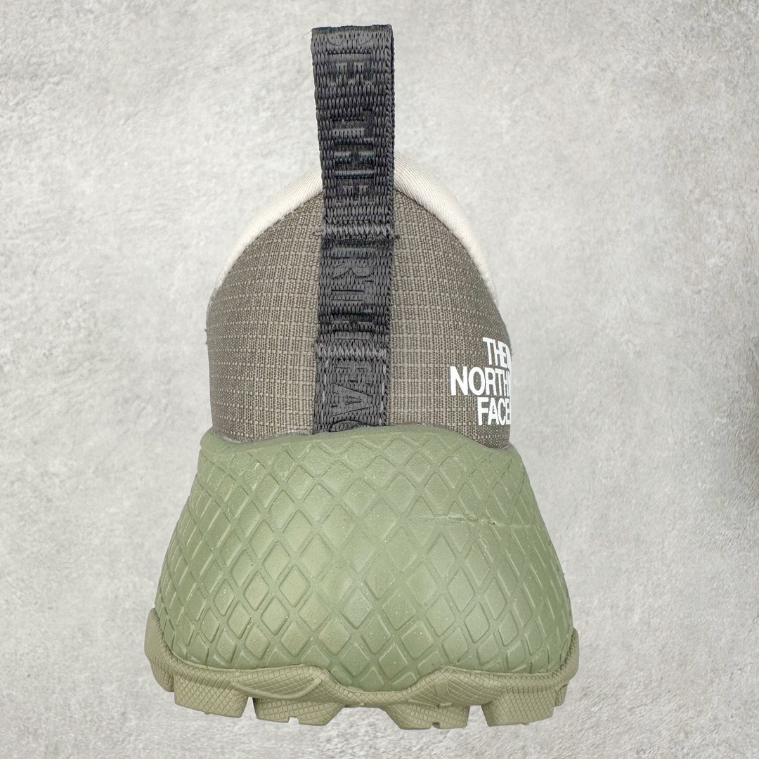 图片[8]-THE NORTH FACE 北面防滑耐磨防水低帮户外功能鞋 有许多相当专业的户外爱好者 非常关心像是越野跑、专业登山鞋等一系列的户外鞋款开箱 本次介绍比较不一样的休闲机能鞋 带来登山朋友爱用的户外品牌北面The North Face的休闲系列徒步鞋款介绍，希望能提供大家于生活与轻旅行的不同选择。不少户外运动爱好者喜欢的专业登山品牌（北面）The North Face自1966年创立，由两位热爱登山徒步的年轻登山者于美西旧金山开创，不断透过研发与创新，并且将最先进的技术结合在服装与鞋款设计，生产多种外型帅气且专业能力非常强的户外服饰，备受欢迎。户外版有许多相当专业的户外爱好者，非常关心像是越野跑、专业登山鞋等一系列的户外鞋款开箱，本次介绍比较不一样的休闲机能鞋，带来登山朋友爱用的户外品牌北面The North Face的休闲系列徒步鞋款介绍，希望能提供大家于生活与轻旅行的不同选择。此鞋并非归类在专业登山鞋家族中，而是以高性价比、适合日常训练作为主推卖点，对登山初学的朋友来说，这双鞋耐磨与耐穿程度更是入手的绝佳理由，但是对进阶登山者而言，此鞋可能无法战胜难度更高的徒步登山路线。脚感与登山靴的稳健非常不一样，也不是越野跑鞋的野性、更非慢跑鞋的敏捷，个人觉得此鞋足感非常独特，XtraFoam中底的泡沫材质非常柔软，即使没有鞋带系统辅助，但是EXTS外底抓地系统底纹够深，每一步都十分平稳。尺码：39 40 40.5 41 42 42.5 43 44 44.5 45-选品中心