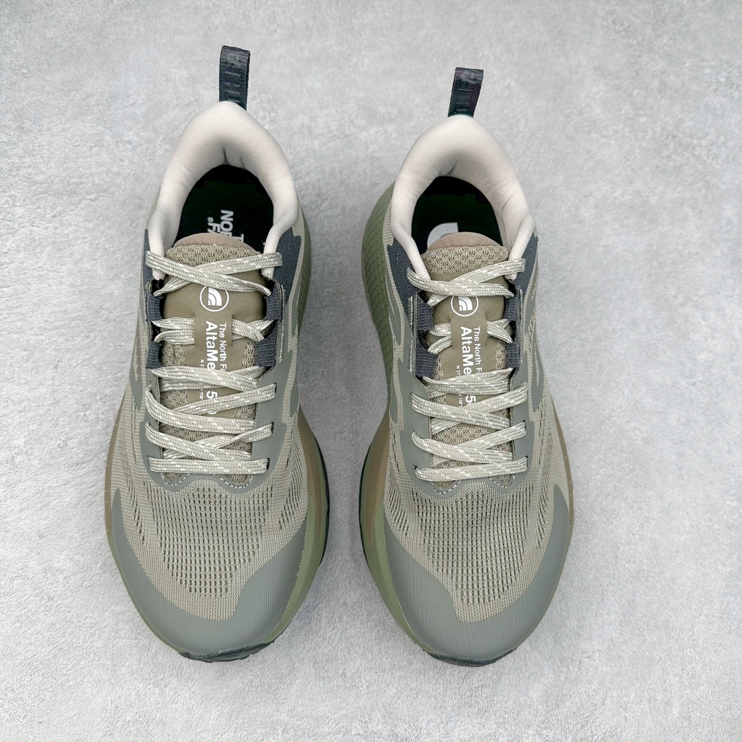 图片[2]-THE NORTH FACE 北面防滑耐磨防水低帮户外功能鞋 有许多相当专业的户外爱好者 非常关心像是越野跑、专业登山鞋等一系列的户外鞋款开箱 本次介绍比较不一样的休闲机能鞋 带来登山朋友爱用的户外品牌北面The North Face的休闲系列徒步鞋款介绍，希望能提供大家于生活与轻旅行的不同选择。不少户外运动爱好者喜欢的专业登山品牌（北面）The North Face自1966年创立，由两位热爱登山徒步的年轻登山者于美西旧金山开创，不断透过研发与创新，并且将最先进的技术结合在服装与鞋款设计，生产多种外型帅气且专业能力非常强的户外服饰，备受欢迎。户外版有许多相当专业的户外爱好者，非常关心像是越野跑、专业登山鞋等一系列的户外鞋款开箱，本次介绍比较不一样的休闲机能鞋，带来登山朋友爱用的户外品牌北面The North Face的休闲系列徒步鞋款介绍，希望能提供大家于生活与轻旅行的不同选择。此鞋并非归类在专业登山鞋家族中，而是以高性价比、适合日常训练作为主推卖点，对登山初学的朋友来说，这双鞋耐磨与耐穿程度更是入手的绝佳理由，但是对进阶登山者而言，此鞋可能无法战胜难度更高的徒步登山路线。脚感与登山靴的稳健非常不一样，也不是越野跑鞋的野性、更非慢跑鞋的敏捷，个人觉得此鞋足感非常独特，XtraFoam中底的泡沫材质非常柔软，即使没有鞋带系统辅助，但是EXTS外底抓地系统底纹够深，每一步都十分平稳。尺码：39 40 40.5 41 42 42.5 43 44 44.5 45-选品中心