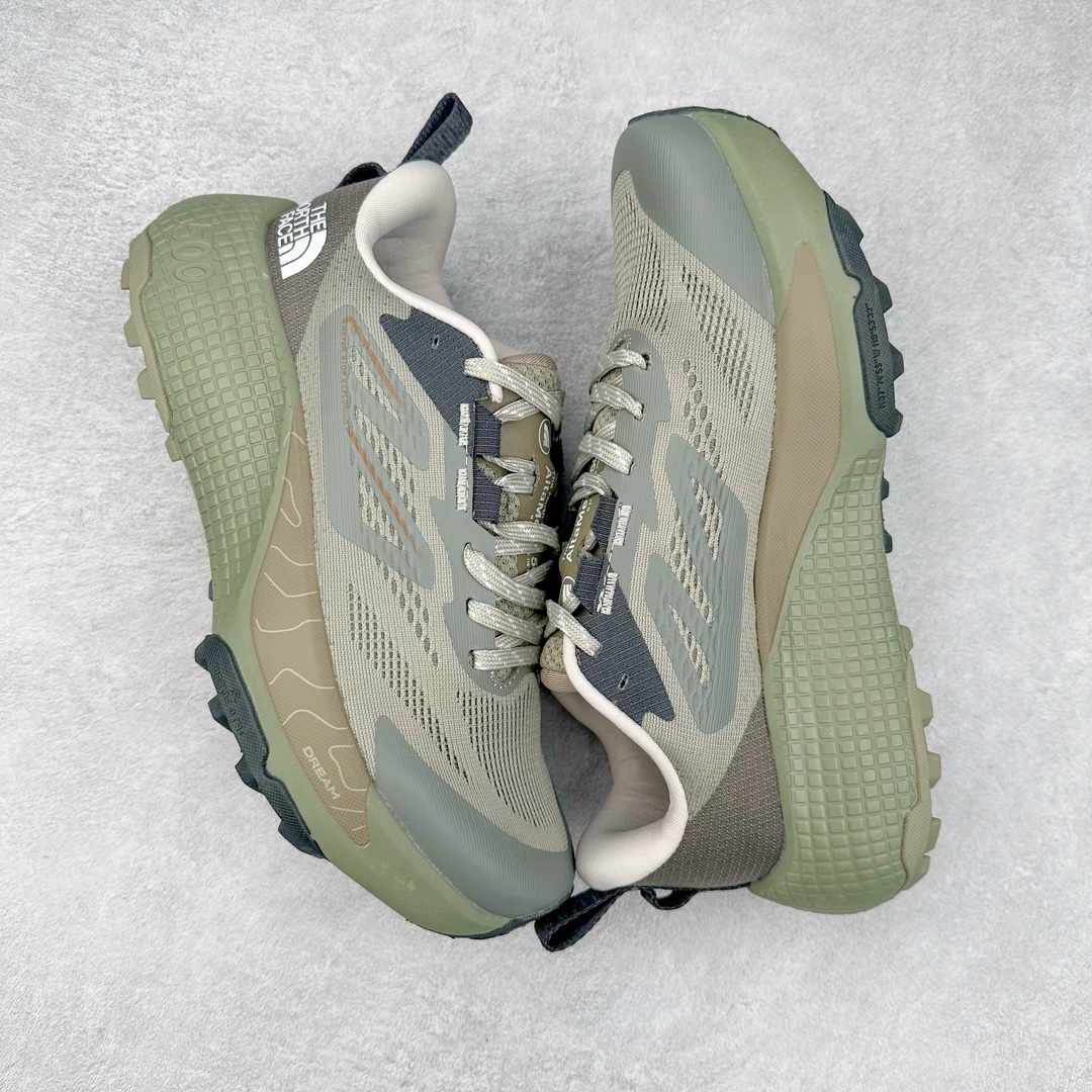 图片[3]-THE NORTH FACE 北面防滑耐磨防水低帮户外功能鞋 有许多相当专业的户外爱好者 非常关心像是越野跑、专业登山鞋等一系列的户外鞋款开箱 本次介绍比较不一样的休闲机能鞋 带来登山朋友爱用的户外品牌北面The North Face的休闲系列徒步鞋款介绍，希望能提供大家于生活与轻旅行的不同选择。不少户外运动爱好者喜欢的专业登山品牌（北面）The North Face自1966年创立，由两位热爱登山徒步的年轻登山者于美西旧金山开创，不断透过研发与创新，并且将最先进的技术结合在服装与鞋款设计，生产多种外型帅气且专业能力非常强的户外服饰，备受欢迎。户外版有许多相当专业的户外爱好者，非常关心像是越野跑、专业登山鞋等一系列的户外鞋款开箱，本次介绍比较不一样的休闲机能鞋，带来登山朋友爱用的户外品牌北面The North Face的休闲系列徒步鞋款介绍，希望能提供大家于生活与轻旅行的不同选择。此鞋并非归类在专业登山鞋家族中，而是以高性价比、适合日常训练作为主推卖点，对登山初学的朋友来说，这双鞋耐磨与耐穿程度更是入手的绝佳理由，但是对进阶登山者而言，此鞋可能无法战胜难度更高的徒步登山路线。脚感与登山靴的稳健非常不一样，也不是越野跑鞋的野性、更非慢跑鞋的敏捷，个人觉得此鞋足感非常独特，XtraFoam中底的泡沫材质非常柔软，即使没有鞋带系统辅助，但是EXTS外底抓地系统底纹够深，每一步都十分平稳。尺码：39 40 40.5 41 42 42.5 43 44 44.5 45-选品中心