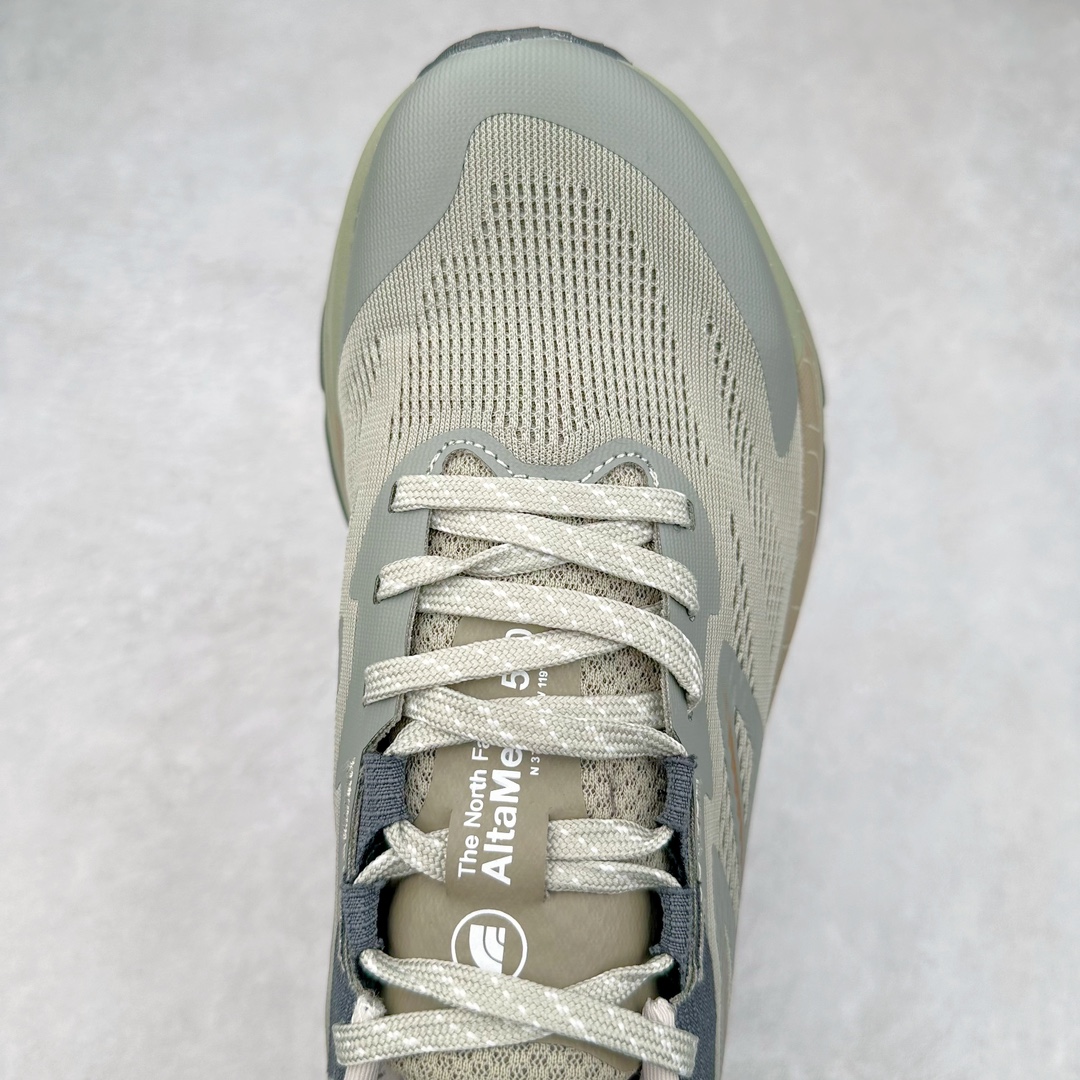 图片[4]-THE NORTH FACE 北面防滑耐磨防水低帮户外功能鞋 有许多相当专业的户外爱好者 非常关心像是越野跑、专业登山鞋等一系列的户外鞋款开箱 本次介绍比较不一样的休闲机能鞋 带来登山朋友爱用的户外品牌北面The North Face的休闲系列徒步鞋款介绍，希望能提供大家于生活与轻旅行的不同选择。不少户外运动爱好者喜欢的专业登山品牌（北面）The North Face自1966年创立，由两位热爱登山徒步的年轻登山者于美西旧金山开创，不断透过研发与创新，并且将最先进的技术结合在服装与鞋款设计，生产多种外型帅气且专业能力非常强的户外服饰，备受欢迎。户外版有许多相当专业的户外爱好者，非常关心像是越野跑、专业登山鞋等一系列的户外鞋款开箱，本次介绍比较不一样的休闲机能鞋，带来登山朋友爱用的户外品牌北面The North Face的休闲系列徒步鞋款介绍，希望能提供大家于生活与轻旅行的不同选择。此鞋并非归类在专业登山鞋家族中，而是以高性价比、适合日常训练作为主推卖点，对登山初学的朋友来说，这双鞋耐磨与耐穿程度更是入手的绝佳理由，但是对进阶登山者而言，此鞋可能无法战胜难度更高的徒步登山路线。脚感与登山靴的稳健非常不一样，也不是越野跑鞋的野性、更非慢跑鞋的敏捷，个人觉得此鞋足感非常独特，XtraFoam中底的泡沫材质非常柔软，即使没有鞋带系统辅助，但是EXTS外底抓地系统底纹够深，每一步都十分平稳。尺码：39 40 40.5 41 42 42.5 43 44 44.5 45-选品中心