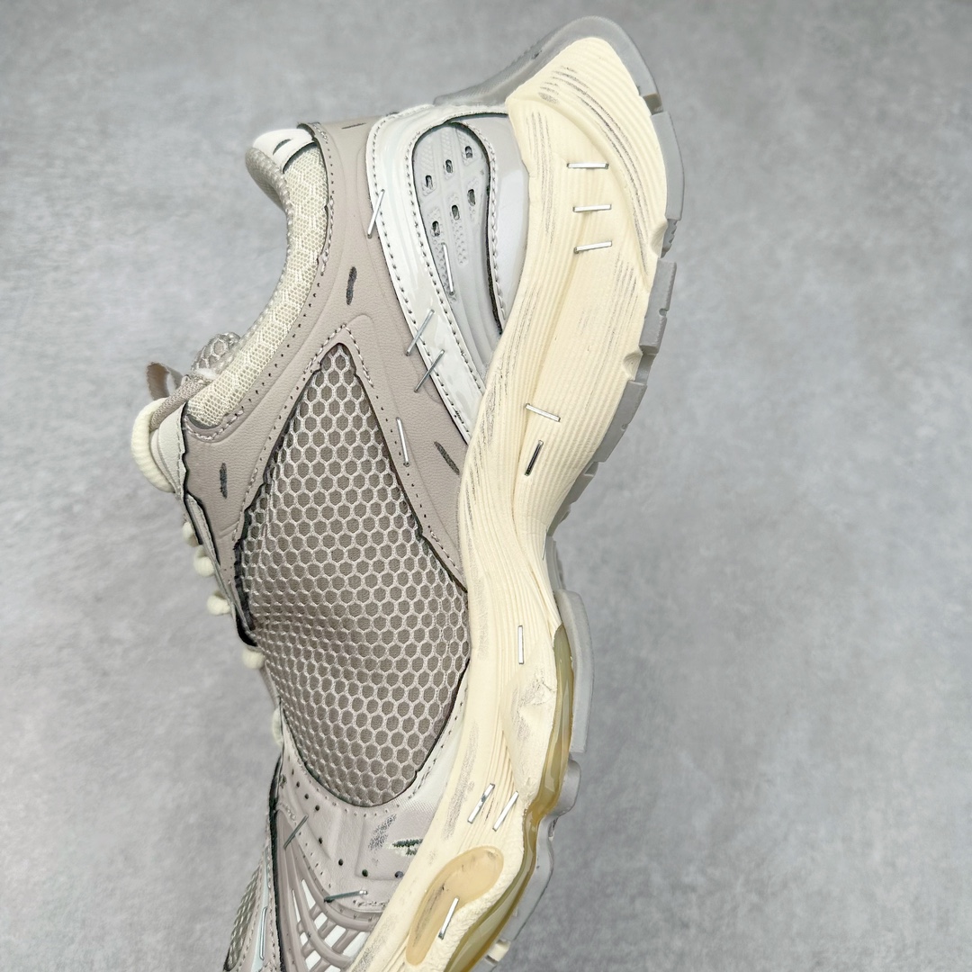 图片[7]-BALENCIAGA Stapler Sneakers 巴黎世家订书机鞋网布系带低帮走秀复古老爹鞋 展现品牌对于新潮事物的热情 这款鞋子拥有巨大尺寸和醒目设计 符合当下”老爹鞋”的趋势 鞋子采用银灰配色 营造出低调而不失华丽的效果 10XL的尺码使它成为市场中最显眼的存在 适合追求个性化的人群 Balenciaga始终站在时尚前沿 此次发布的产品再次体现了他们的创新能力 偏大一码 尺码：35 36 37 38 39 40 41 42 43 44 45 46-选品中心