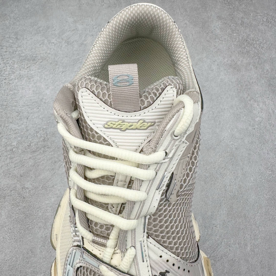 图片[5]-BALENCIAGA Stapler Sneakers 巴黎世家订书机鞋网布系带低帮走秀复古老爹鞋 展现品牌对于新潮事物的热情 这款鞋子拥有巨大尺寸和醒目设计 符合当下”老爹鞋”的趋势 鞋子采用银灰配色 营造出低调而不失华丽的效果 10XL的尺码使它成为市场中最显眼的存在 适合追求个性化的人群 Balenciaga始终站在时尚前沿 此次发布的产品再次体现了他们的创新能力 偏大一码 尺码：35 36 37 38 39 40 41 42 43 44 45 46-选品中心