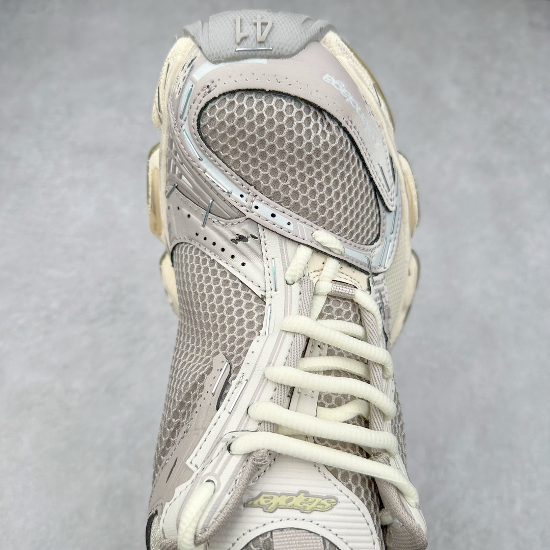 图片[4]-BALENCIAGA Stapler Sneakers 巴黎世家订书机鞋网布系带低帮走秀复古老爹鞋 展现品牌对于新潮事物的热情 这款鞋子拥有巨大尺寸和醒目设计 符合当下”老爹鞋”的趋势 鞋子采用银灰配色 营造出低调而不失华丽的效果 10XL的尺码使它成为市场中最显眼的存在 适合追求个性化的人群 Balenciaga始终站在时尚前沿 此次发布的产品再次体现了他们的创新能力 偏大一码 尺码：35 36 37 38 39 40 41 42 43 44 45 46-选品中心