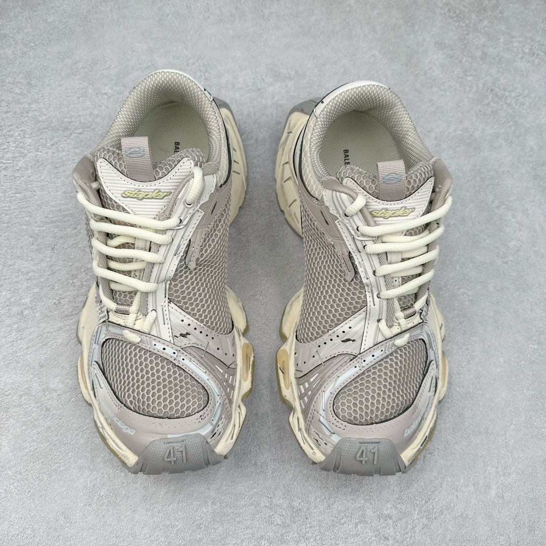 图片[2]-BALENCIAGA Stapler Sneakers 巴黎世家订书机鞋网布系带低帮走秀复古老爹鞋 展现品牌对于新潮事物的热情 这款鞋子拥有巨大尺寸和醒目设计 符合当下”老爹鞋”的趋势 鞋子采用银灰配色 营造出低调而不失华丽的效果 10XL的尺码使它成为市场中最显眼的存在 适合追求个性化的人群 Balenciaga始终站在时尚前沿 此次发布的产品再次体现了他们的创新能力 偏大一码 尺码：35 36 37 38 39 40 41 42 43 44 45 46-选品中心