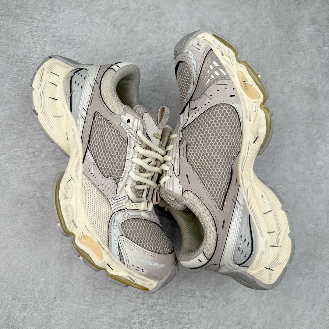 图片[3]-BALENCIAGA Stapler Sneakers 巴黎世家订书机鞋网布系带低帮走秀复古老爹鞋 展现品牌对于新潮事物的热情 这款鞋子拥有巨大尺寸和醒目设计 符合当下”老爹鞋”的趋势 鞋子采用银灰配色 营造出低调而不失华丽的效果 10XL的尺码使它成为市场中最显眼的存在 适合追求个性化的人群 Balenciaga始终站在时尚前沿 此次发布的产品再次体现了他们的创新能力 偏大一码 尺码：35 36 37 38 39 40 41 42 43 44 45 46-选品中心