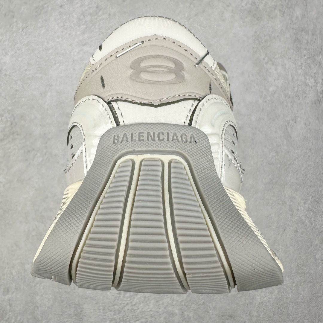 图片[8]-BALENCIAGA Stapler Sneakers 巴黎世家订书机鞋网布系带低帮走秀复古老爹鞋 展现品牌对于新潮事物的热情 这款鞋子拥有巨大尺寸和醒目设计 符合当下”老爹鞋”的趋势 鞋子采用银灰配色 营造出低调而不失华丽的效果 10XL的尺码使它成为市场中最显眼的存在 适合追求个性化的人群 Balenciaga始终站在时尚前沿 此次发布的产品再次体现了他们的创新能力 偏大一码 尺码：35 36 37 38 39 40 41 42 43 44 45 46-选品中心