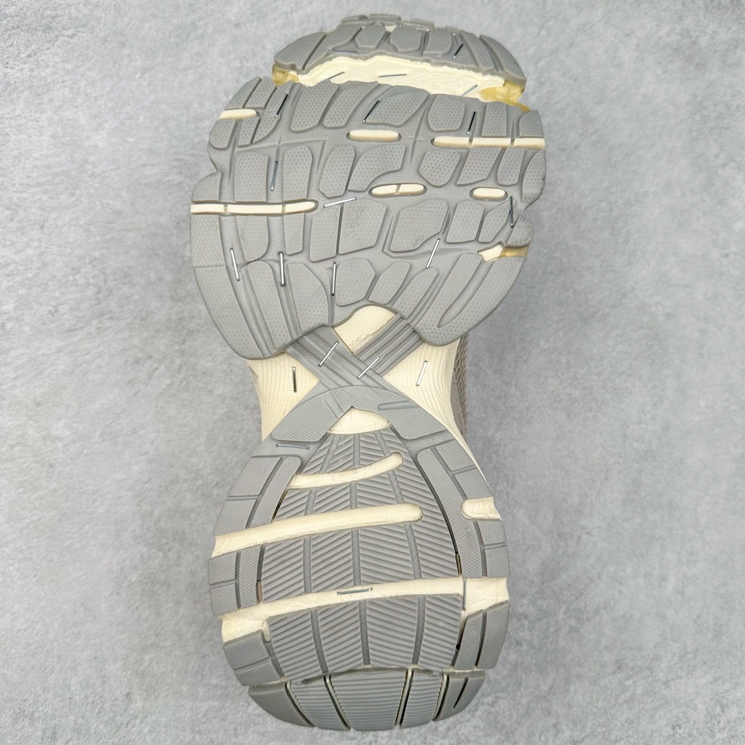 图片[9]-BALENCIAGA Stapler Sneakers 巴黎世家订书机鞋网布系带低帮走秀复古老爹鞋 展现品牌对于新潮事物的热情 这款鞋子拥有巨大尺寸和醒目设计 符合当下”老爹鞋”的趋势 鞋子采用银灰配色 营造出低调而不失华丽的效果 10XL的尺码使它成为市场中最显眼的存在 适合追求个性化的人群 Balenciaga始终站在时尚前沿 此次发布的产品再次体现了他们的创新能力 偏大一码 尺码：35 36 37 38 39 40 41 42 43 44 45 46-选品中心