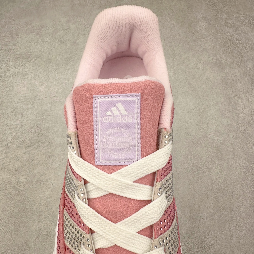 图片[5]-AD Originals Campus 00s 学院系列面包风经典复古低帮百搭休闲运动板鞋 GY2089 这次 Originals 选择了以经典复古鞋型 Campus 为蓝本打造全新面包鞋 这款鞋型联名不断 冠希当年对它更是钟爱有加 论牌面丝毫不输贝壳头、Forum 等大热鞋型 这次 Campus 一改 80 年代的瘦长造型 鞋舌、鞋身、鞋底甚至细节都变大了 营造出千禧年前后流行的面包鞋宽大廓形 因此鞋名改为 Campus 00s 鞋身采用绒面皮料搭配白色常规皮革 质感上还是延续了经典 Campus 的设计 鞋舌填充更加饱满 让鞋款整体看起来更加圆润 搭配上这款浅蓝配色 「蓝胖子」造型真的很可爱 鞋舌还加入了与以往 Campus 不同的全新三叶草 Logo 令造型更具千禧气息 鞋带也采用了加宽的设计 如果你不喜欢 这次还附送了传统鞋带可以替换 鞋底采用了米黄做旧设计 凸显鞋款的复古年代感 除了清新可人的浅蓝配色 还有一款酷灰配色 造型更加硬朗复古 而且相比浅蓝配色更加耐脏 尺码：36 36⅔ 37⅓ 38 38⅔ 39⅓ 40 40⅔ 41⅓ 42 42⅔ 43⅓ 44 45-选品中心