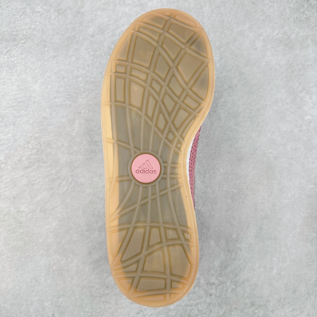 图片[9]-AD Originals Campus 00s 学院系列面包风经典复古低帮百搭休闲运动板鞋 GY2089 这次 Originals 选择了以经典复古鞋型 Campus 为蓝本打造全新面包鞋 这款鞋型联名不断 冠希当年对它更是钟爱有加 论牌面丝毫不输贝壳头、Forum 等大热鞋型 这次 Campus 一改 80 年代的瘦长造型 鞋舌、鞋身、鞋底甚至细节都变大了 营造出千禧年前后流行的面包鞋宽大廓形 因此鞋名改为 Campus 00s 鞋身采用绒面皮料搭配白色常规皮革 质感上还是延续了经典 Campus 的设计 鞋舌填充更加饱满 让鞋款整体看起来更加圆润 搭配上这款浅蓝配色 「蓝胖子」造型真的很可爱 鞋舌还加入了与以往 Campus 不同的全新三叶草 Logo 令造型更具千禧气息 鞋带也采用了加宽的设计 如果你不喜欢 这次还附送了传统鞋带可以替换 鞋底采用了米黄做旧设计 凸显鞋款的复古年代感 除了清新可人的浅蓝配色 还有一款酷灰配色 造型更加硬朗复古 而且相比浅蓝配色更加耐脏 尺码：36 36⅔ 37⅓ 38 38⅔ 39⅓ 40 40⅔ 41⅓ 42 42⅔ 43⅓ 44 45-选品中心