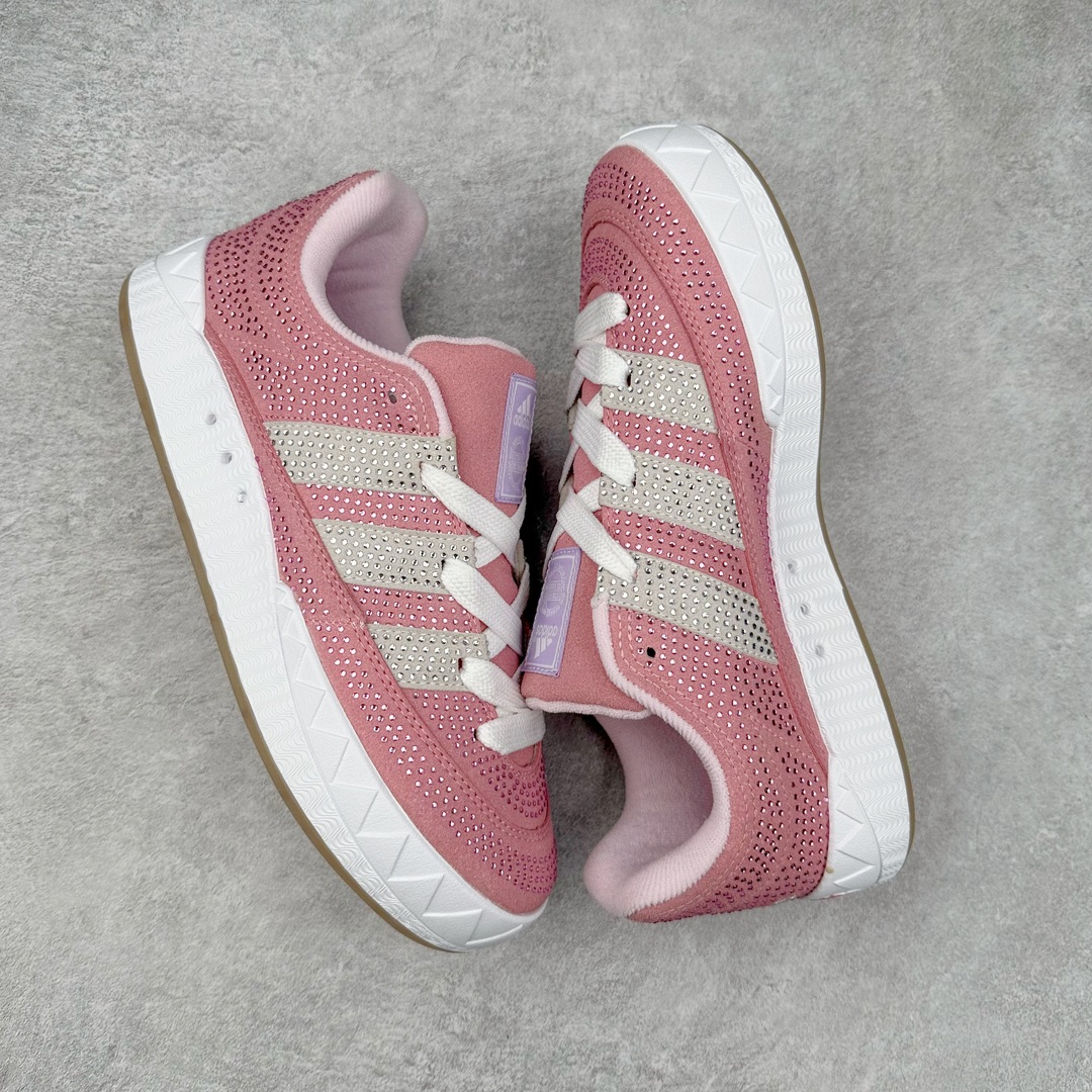 图片[3]-AD Originals Campus 00s 学院系列面包风经典复古低帮百搭休闲运动板鞋 GY2089 这次 Originals 选择了以经典复古鞋型 Campus 为蓝本打造全新面包鞋 这款鞋型联名不断 冠希当年对它更是钟爱有加 论牌面丝毫不输贝壳头、Forum 等大热鞋型 这次 Campus 一改 80 年代的瘦长造型 鞋舌、鞋身、鞋底甚至细节都变大了 营造出千禧年前后流行的面包鞋宽大廓形 因此鞋名改为 Campus 00s 鞋身采用绒面皮料搭配白色常规皮革 质感上还是延续了经典 Campus 的设计 鞋舌填充更加饱满 让鞋款整体看起来更加圆润 搭配上这款浅蓝配色 「蓝胖子」造型真的很可爱 鞋舌还加入了与以往 Campus 不同的全新三叶草 Logo 令造型更具千禧气息 鞋带也采用了加宽的设计 如果你不喜欢 这次还附送了传统鞋带可以替换 鞋底采用了米黄做旧设计 凸显鞋款的复古年代感 除了清新可人的浅蓝配色 还有一款酷灰配色 造型更加硬朗复古 而且相比浅蓝配色更加耐脏 尺码：36 36⅔ 37⅓ 38 38⅔ 39⅓ 40 40⅔ 41⅓ 42 42⅔ 43⅓ 44 45-选品中心