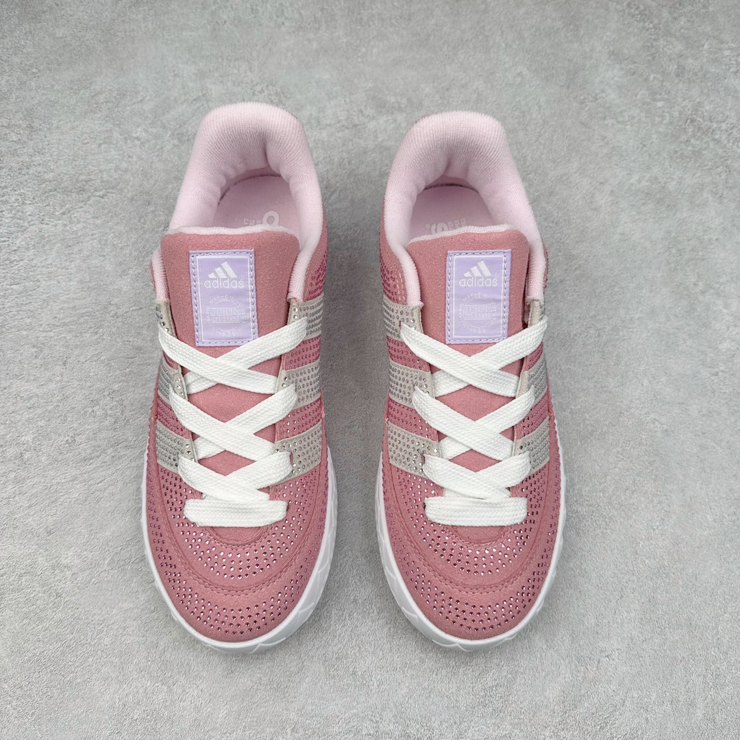 图片[2]-AD Originals Campus 00s 学院系列面包风经典复古低帮百搭休闲运动板鞋 GY2089 这次 Originals 选择了以经典复古鞋型 Campus 为蓝本打造全新面包鞋 这款鞋型联名不断 冠希当年对它更是钟爱有加 论牌面丝毫不输贝壳头、Forum 等大热鞋型 这次 Campus 一改 80 年代的瘦长造型 鞋舌、鞋身、鞋底甚至细节都变大了 营造出千禧年前后流行的面包鞋宽大廓形 因此鞋名改为 Campus 00s 鞋身采用绒面皮料搭配白色常规皮革 质感上还是延续了经典 Campus 的设计 鞋舌填充更加饱满 让鞋款整体看起来更加圆润 搭配上这款浅蓝配色 「蓝胖子」造型真的很可爱 鞋舌还加入了与以往 Campus 不同的全新三叶草 Logo 令造型更具千禧气息 鞋带也采用了加宽的设计 如果你不喜欢 这次还附送了传统鞋带可以替换 鞋底采用了米黄做旧设计 凸显鞋款的复古年代感 除了清新可人的浅蓝配色 还有一款酷灰配色 造型更加硬朗复古 而且相比浅蓝配色更加耐脏 尺码：36 36⅔ 37⅓ 38 38⅔ 39⅓ 40 40⅔ 41⅓ 42 42⅔ 43⅓ 44 45-选品中心