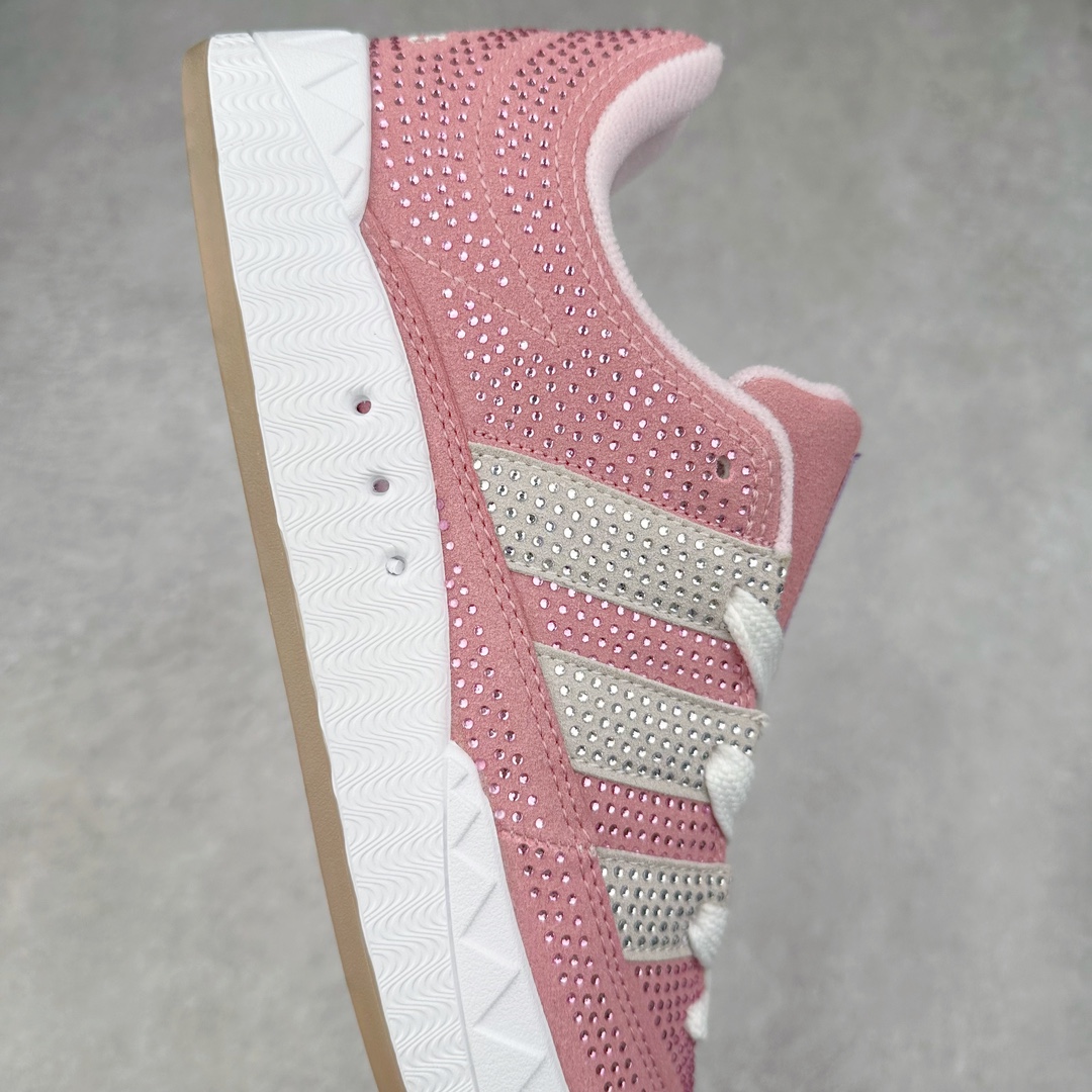 图片[6]-AD Originals Campus 00s 学院系列面包风经典复古低帮百搭休闲运动板鞋 GY2089 这次 Originals 选择了以经典复古鞋型 Campus 为蓝本打造全新面包鞋 这款鞋型联名不断 冠希当年对它更是钟爱有加 论牌面丝毫不输贝壳头、Forum 等大热鞋型 这次 Campus 一改 80 年代的瘦长造型 鞋舌、鞋身、鞋底甚至细节都变大了 营造出千禧年前后流行的面包鞋宽大廓形 因此鞋名改为 Campus 00s 鞋身采用绒面皮料搭配白色常规皮革 质感上还是延续了经典 Campus 的设计 鞋舌填充更加饱满 让鞋款整体看起来更加圆润 搭配上这款浅蓝配色 「蓝胖子」造型真的很可爱 鞋舌还加入了与以往 Campus 不同的全新三叶草 Logo 令造型更具千禧气息 鞋带也采用了加宽的设计 如果你不喜欢 这次还附送了传统鞋带可以替换 鞋底采用了米黄做旧设计 凸显鞋款的复古年代感 除了清新可人的浅蓝配色 还有一款酷灰配色 造型更加硬朗复古 而且相比浅蓝配色更加耐脏 尺码：36 36⅔ 37⅓ 38 38⅔ 39⅓ 40 40⅔ 41⅓ 42 42⅔ 43⅓ 44 45-选品中心