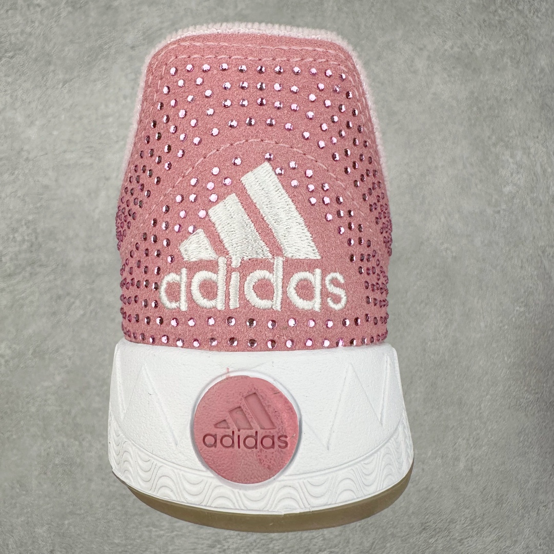 图片[8]-AD Originals Campus 00s 学院系列面包风经典复古低帮百搭休闲运动板鞋 GY2089 这次 Originals 选择了以经典复古鞋型 Campus 为蓝本打造全新面包鞋 这款鞋型联名不断 冠希当年对它更是钟爱有加 论牌面丝毫不输贝壳头、Forum 等大热鞋型 这次 Campus 一改 80 年代的瘦长造型 鞋舌、鞋身、鞋底甚至细节都变大了 营造出千禧年前后流行的面包鞋宽大廓形 因此鞋名改为 Campus 00s 鞋身采用绒面皮料搭配白色常规皮革 质感上还是延续了经典 Campus 的设计 鞋舌填充更加饱满 让鞋款整体看起来更加圆润 搭配上这款浅蓝配色 「蓝胖子」造型真的很可爱 鞋舌还加入了与以往 Campus 不同的全新三叶草 Logo 令造型更具千禧气息 鞋带也采用了加宽的设计 如果你不喜欢 这次还附送了传统鞋带可以替换 鞋底采用了米黄做旧设计 凸显鞋款的复古年代感 除了清新可人的浅蓝配色 还有一款酷灰配色 造型更加硬朗复古 而且相比浅蓝配色更加耐脏 尺码：36 36⅔ 37⅓ 38 38⅔ 39⅓ 40 40⅔ 41⅓ 42 42⅔ 43⅓ 44 45-选品中心