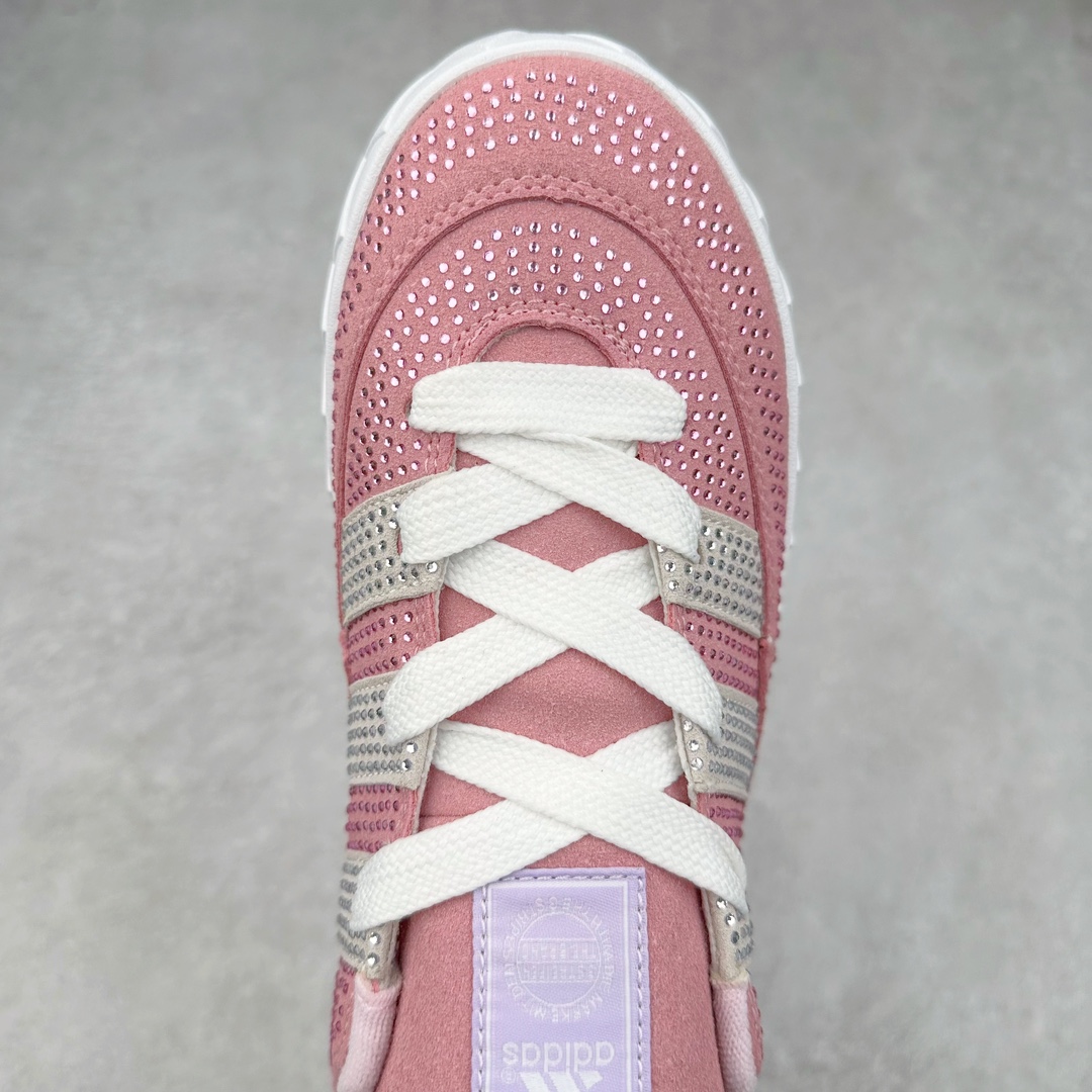 图片[4]-AD Originals Campus 00s 学院系列面包风经典复古低帮百搭休闲运动板鞋 GY2089 这次 Originals 选择了以经典复古鞋型 Campus 为蓝本打造全新面包鞋 这款鞋型联名不断 冠希当年对它更是钟爱有加 论牌面丝毫不输贝壳头、Forum 等大热鞋型 这次 Campus 一改 80 年代的瘦长造型 鞋舌、鞋身、鞋底甚至细节都变大了 营造出千禧年前后流行的面包鞋宽大廓形 因此鞋名改为 Campus 00s 鞋身采用绒面皮料搭配白色常规皮革 质感上还是延续了经典 Campus 的设计 鞋舌填充更加饱满 让鞋款整体看起来更加圆润 搭配上这款浅蓝配色 「蓝胖子」造型真的很可爱 鞋舌还加入了与以往 Campus 不同的全新三叶草 Logo 令造型更具千禧气息 鞋带也采用了加宽的设计 如果你不喜欢 这次还附送了传统鞋带可以替换 鞋底采用了米黄做旧设计 凸显鞋款的复古年代感 除了清新可人的浅蓝配色 还有一款酷灰配色 造型更加硬朗复古 而且相比浅蓝配色更加耐脏 尺码：36 36⅔ 37⅓ 38 38⅔ 39⅓ 40 40⅔ 41⅓ 42 42⅔ 43⅓ 44 45-选品中心