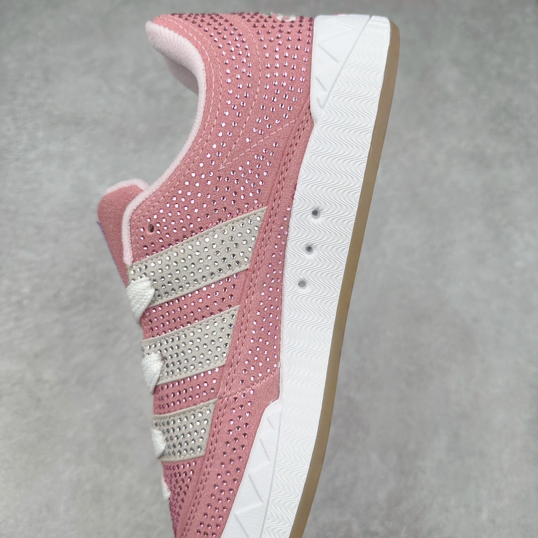 图片[7]-AD Originals Campus 00s 学院系列面包风经典复古低帮百搭休闲运动板鞋 GY2089 这次 Originals 选择了以经典复古鞋型 Campus 为蓝本打造全新面包鞋 这款鞋型联名不断 冠希当年对它更是钟爱有加 论牌面丝毫不输贝壳头、Forum 等大热鞋型 这次 Campus 一改 80 年代的瘦长造型 鞋舌、鞋身、鞋底甚至细节都变大了 营造出千禧年前后流行的面包鞋宽大廓形 因此鞋名改为 Campus 00s 鞋身采用绒面皮料搭配白色常规皮革 质感上还是延续了经典 Campus 的设计 鞋舌填充更加饱满 让鞋款整体看起来更加圆润 搭配上这款浅蓝配色 「蓝胖子」造型真的很可爱 鞋舌还加入了与以往 Campus 不同的全新三叶草 Logo 令造型更具千禧气息 鞋带也采用了加宽的设计 如果你不喜欢 这次还附送了传统鞋带可以替换 鞋底采用了米黄做旧设计 凸显鞋款的复古年代感 除了清新可人的浅蓝配色 还有一款酷灰配色 造型更加硬朗复古 而且相比浅蓝配色更加耐脏 尺码：36 36⅔ 37⅓ 38 38⅔ 39⅓ 40 40⅔ 41⅓ 42 42⅔ 43⅓ 44 45-选品中心