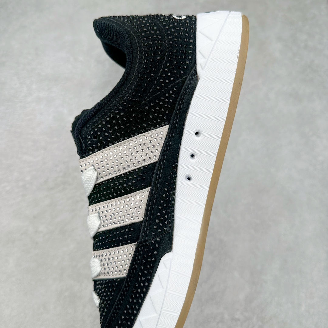 图片[7]-AD Originals Campus 00s 学院系列面包风经典复古低帮百搭休闲运动板鞋 GY5274 这次 Originals 选择了以经典复古鞋型 Campus 为蓝本打造全新面包鞋 这款鞋型联名不断 冠希当年对它更是钟爱有加 论牌面丝毫不输贝壳头、Forum 等大热鞋型 这次 Campus 一改 80 年代的瘦长造型 鞋舌、鞋身、鞋底甚至细节都变大了 营造出千禧年前后流行的面包鞋宽大廓形 因此鞋名改为 Campus 00s 鞋身采用绒面皮料搭配白色常规皮革 质感上还是延续了经典 Campus 的设计 鞋舌填充更加饱满 让鞋款整体看起来更加圆润 搭配上这款浅蓝配色 「蓝胖子」造型真的很可爱 鞋舌还加入了与以往 Campus 不同的全新三叶草 Logo 令造型更具千禧气息 鞋带也采用了加宽的设计 如果你不喜欢 这次还附送了传统鞋带可以替换 鞋底采用了米黄做旧设计 凸显鞋款的复古年代感 除了清新可人的浅蓝配色 还有一款酷灰配色 造型更加硬朗复古 而且相比浅蓝配色更加耐脏 尺码：36 36⅔ 37⅓ 38 38⅔ 39⅓ 40 40⅔ 41⅓ 42 42⅔ 43⅓ 44 45-选品中心