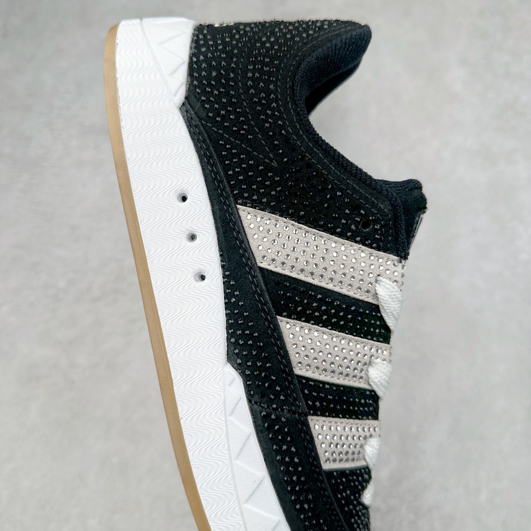 图片[6]-AD Originals Campus 00s 学院系列面包风经典复古低帮百搭休闲运动板鞋 GY5274 这次 Originals 选择了以经典复古鞋型 Campus 为蓝本打造全新面包鞋 这款鞋型联名不断 冠希当年对它更是钟爱有加 论牌面丝毫不输贝壳头、Forum 等大热鞋型 这次 Campus 一改 80 年代的瘦长造型 鞋舌、鞋身、鞋底甚至细节都变大了 营造出千禧年前后流行的面包鞋宽大廓形 因此鞋名改为 Campus 00s 鞋身采用绒面皮料搭配白色常规皮革 质感上还是延续了经典 Campus 的设计 鞋舌填充更加饱满 让鞋款整体看起来更加圆润 搭配上这款浅蓝配色 「蓝胖子」造型真的很可爱 鞋舌还加入了与以往 Campus 不同的全新三叶草 Logo 令造型更具千禧气息 鞋带也采用了加宽的设计 如果你不喜欢 这次还附送了传统鞋带可以替换 鞋底采用了米黄做旧设计 凸显鞋款的复古年代感 除了清新可人的浅蓝配色 还有一款酷灰配色 造型更加硬朗复古 而且相比浅蓝配色更加耐脏 尺码：36 36⅔ 37⅓ 38 38⅔ 39⅓ 40 40⅔ 41⅓ 42 42⅔ 43⅓ 44 45-选品中心