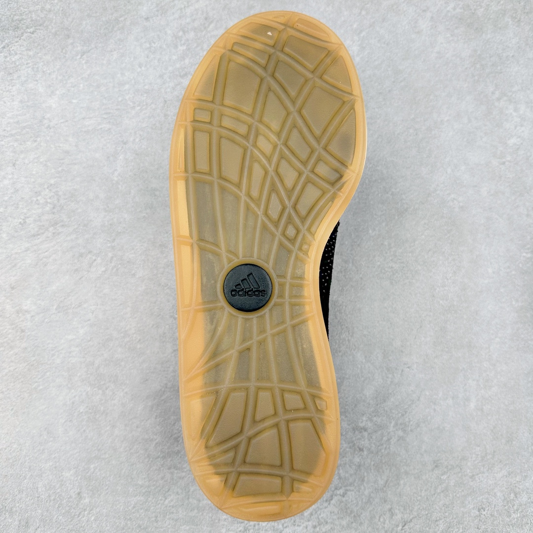 图片[9]-AD Originals Campus 00s 学院系列面包风经典复古低帮百搭休闲运动板鞋 GY5274 这次 Originals 选择了以经典复古鞋型 Campus 为蓝本打造全新面包鞋 这款鞋型联名不断 冠希当年对它更是钟爱有加 论牌面丝毫不输贝壳头、Forum 等大热鞋型 这次 Campus 一改 80 年代的瘦长造型 鞋舌、鞋身、鞋底甚至细节都变大了 营造出千禧年前后流行的面包鞋宽大廓形 因此鞋名改为 Campus 00s 鞋身采用绒面皮料搭配白色常规皮革 质感上还是延续了经典 Campus 的设计 鞋舌填充更加饱满 让鞋款整体看起来更加圆润 搭配上这款浅蓝配色 「蓝胖子」造型真的很可爱 鞋舌还加入了与以往 Campus 不同的全新三叶草 Logo 令造型更具千禧气息 鞋带也采用了加宽的设计 如果你不喜欢 这次还附送了传统鞋带可以替换 鞋底采用了米黄做旧设计 凸显鞋款的复古年代感 除了清新可人的浅蓝配色 还有一款酷灰配色 造型更加硬朗复古 而且相比浅蓝配色更加耐脏 尺码：36 36⅔ 37⅓ 38 38⅔ 39⅓ 40 40⅔ 41⅓ 42 42⅔ 43⅓ 44 45-选品中心