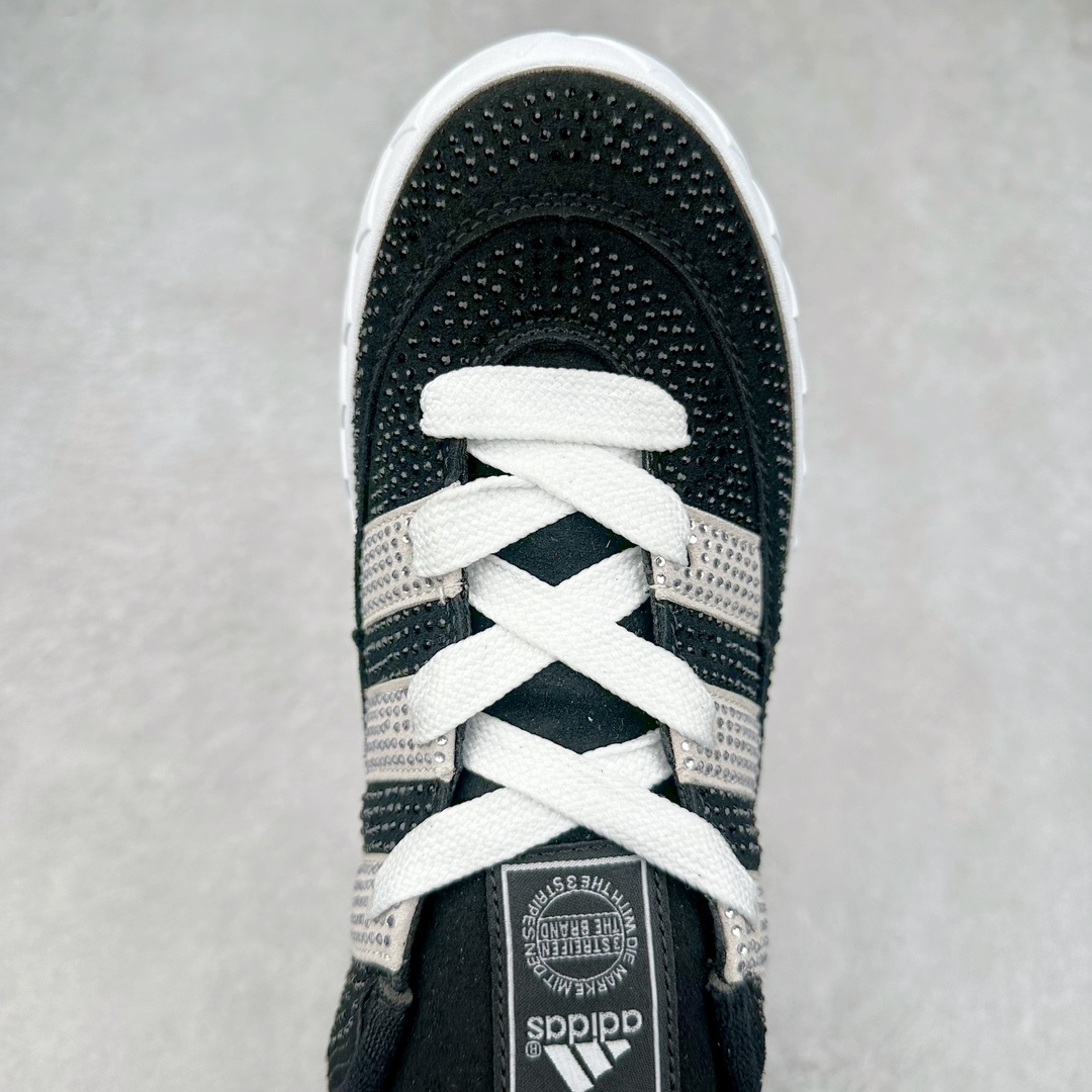 图片[4]-AD Originals Campus 00s 学院系列面包风经典复古低帮百搭休闲运动板鞋 GY5274 这次 Originals 选择了以经典复古鞋型 Campus 为蓝本打造全新面包鞋 这款鞋型联名不断 冠希当年对它更是钟爱有加 论牌面丝毫不输贝壳头、Forum 等大热鞋型 这次 Campus 一改 80 年代的瘦长造型 鞋舌、鞋身、鞋底甚至细节都变大了 营造出千禧年前后流行的面包鞋宽大廓形 因此鞋名改为 Campus 00s 鞋身采用绒面皮料搭配白色常规皮革 质感上还是延续了经典 Campus 的设计 鞋舌填充更加饱满 让鞋款整体看起来更加圆润 搭配上这款浅蓝配色 「蓝胖子」造型真的很可爱 鞋舌还加入了与以往 Campus 不同的全新三叶草 Logo 令造型更具千禧气息 鞋带也采用了加宽的设计 如果你不喜欢 这次还附送了传统鞋带可以替换 鞋底采用了米黄做旧设计 凸显鞋款的复古年代感 除了清新可人的浅蓝配色 还有一款酷灰配色 造型更加硬朗复古 而且相比浅蓝配色更加耐脏 尺码：36 36⅔ 37⅓ 38 38⅔ 39⅓ 40 40⅔ 41⅓ 42 42⅔ 43⅓ 44 45-选品中心