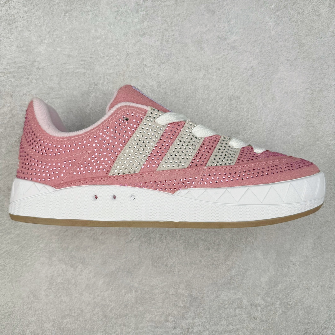 AD Originals Campus 00s 学院系列面包风经典复古低帮百搭休闲运动板鞋 GY2089 这次 Originals 选择了以经典复古鞋型 Campus 为蓝本打造全新面包鞋 这款鞋型联名不断 冠希当年对它更是钟爱有加 论牌面丝毫不输贝壳头、Forum 等大热鞋型 这次 Campus 一改 80 年代的瘦长造型 鞋舌、鞋身、鞋底甚至细节都变大了 营造出千禧年前后流行的面包鞋宽大廓形 因此鞋名改为 Campus 00s 鞋身采用绒面皮料搭配白色常规皮革 质感上还是延续了经典 Campus 的设计 鞋舌填充更加饱满 让鞋款整体看起来更加圆润 搭配上这款浅蓝配色 「蓝胖子」造型真的很可爱 鞋舌还加入了与以往 Campus 不同的全新三叶草 Logo 令造型更具千禧气息 鞋带也采用了加宽的设计 如果你不喜欢 这次还附送了传统鞋带可以替换 鞋底采用了米黄做旧设计 凸显鞋款的复古年代感 除了清新可人的浅蓝配色 还有一款酷灰配色 造型更加硬朗复古 而且相比浅蓝配色更加耐脏 尺码：36 36⅔ 37⅓ 38 38⅔ 39⅓ 40 40⅔ 41⅓ 42 42⅔ 43⅓ 44 45-选品中心