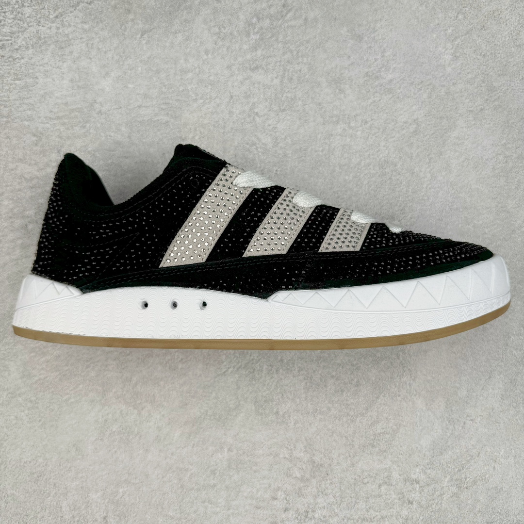 AD Originals Campus 00s 学院系列面包风经典复古低帮百搭休闲运动板鞋 GY5274 这次 Originals 选择了以经典复古鞋型 Campus 为蓝本打造全新面包鞋 这款鞋型联名不断 冠希当年对它更是钟爱有加 论牌面丝毫不输贝壳头、Forum 等大热鞋型 这次 Campus 一改 80 年代的瘦长造型 鞋舌、鞋身、鞋底甚至细节都变大了 营造出千禧年前后流行的面包鞋宽大廓形 因此鞋名改为 Campus 00s 鞋身采用绒面皮料搭配白色常规皮革 质感上还是延续了经典 Campus 的设计 鞋舌填充更加饱满 让鞋款整体看起来更加圆润 搭配上这款浅蓝配色 「蓝胖子」造型真的很可爱 鞋舌还加入了与以往 Campus 不同的全新三叶草 Logo 令造型更具千禧气息 鞋带也采用了加宽的设计 如果你不喜欢 这次还附送了传统鞋带可以替换 鞋底采用了米黄做旧设计 凸显鞋款的复古年代感 除了清新可人的浅蓝配色 还有一款酷灰配色 造型更加硬朗复古 而且相比浅蓝配色更加耐脏 尺码：36 36⅔ 37⅓ 38 38⅔ 39⅓ 40 40⅔ 41⅓ 42 42⅔ 43⅓ 44 45-选品中心