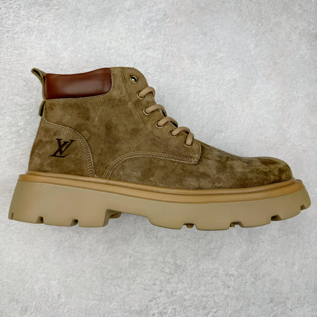 Louis Vuitton 路易威登 LV 24ss秋冬新款轻底休闲大黄靴 #代购专供品质 高弹Modern 外置防滑橡塑发泡超轻大底 系带设计 穿脱十分方便 采用TPU模压定型真皮鞋面材质#EVA轻翼科技外底具有防滑,耐磨和良好的弹性 Pharrell Williams充分发挥了作为Louis Vuitton创意总监的角色 这款鞋重新定义了 6英寸大黄靴的经典设计 致敬1996年Grandmaster Flash经典黄靴造型 原厂五金鞋带扣 工艺全新升级 中山大厂代工 原单进口皮料 独立私模大底，正确logo， 原装一致头层磨砂皮 搭配经典老花领口 全新原厂包装鞋盒 市场独家供应 尺码：38-44（皮鞋码）-选品中心