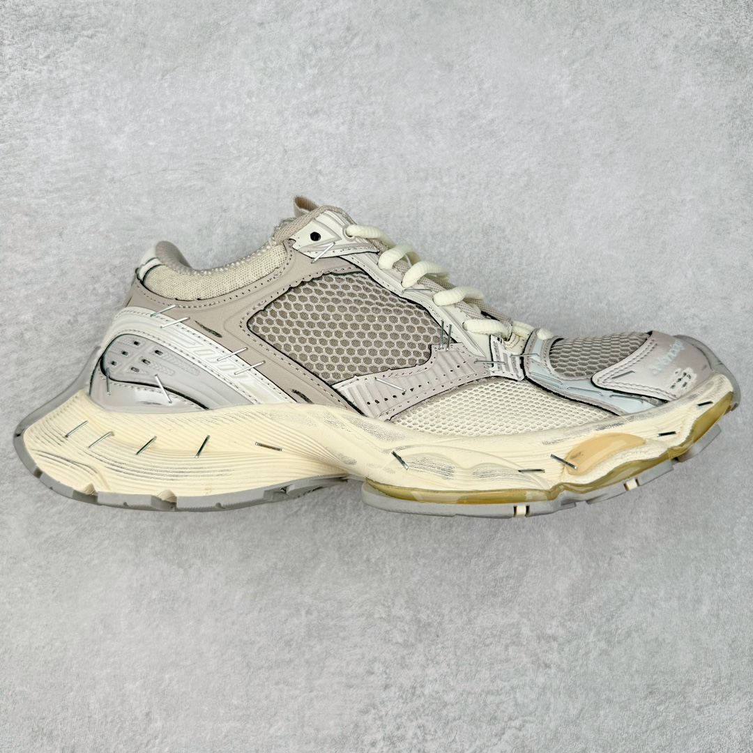 BALENCIAGA Stapler Sneakers 巴黎世家订书机鞋网布系带低帮走秀复古老爹鞋 展现品牌对于新潮事物的热情 这款鞋子拥有巨大尺寸和醒目设计 符合当下”老爹鞋”的趋势 鞋子采用银灰配色 营造出低调而不失华丽的效果 10XL的尺码使它成为市场中最显眼的存在 适合追求个性化的人群 Balenciaga始终站在时尚前沿 此次发布的产品再次体现了他们的创新能力 偏大一码 尺码：35 36 37 38 39 40 41 42 43 44 45 46-选品中心