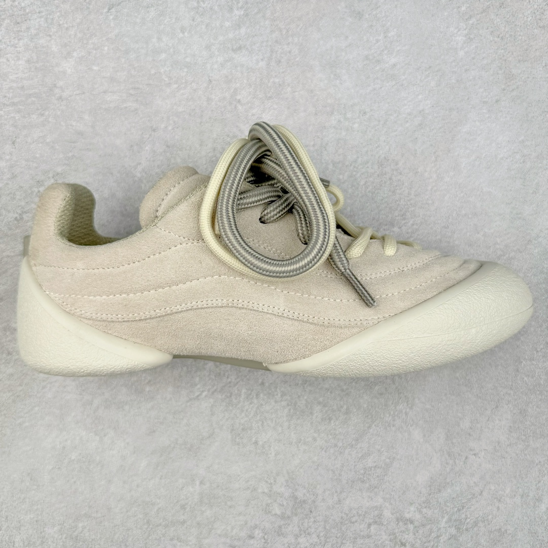 ALEXANDER MCQUEEN 亚历山大麦昆 2024s Flexion复古运动鞋 受到解剖学的启发 分体鞋底和肌腱状元素体现了品牌初期的设计主题 采用粒面皮革制成，配有不同尺寸的鞋带和一个受脚部解剖结构本身启发的轻质分体鞋底，轻盈软性，运动鞋的后跟处有一个浮雕的倒置骷髅装饰 感觉非常有攀登风格，简约低调设计 可搭配成衣系列演绎百搭造型 定制小牛皮材质 流行元素拉满，Alexander McQueen x DONGLIANG |首次合作品牌现任创意总监Sean McGirr操刀。尺码：35 36 37 38 39 40-选品中心