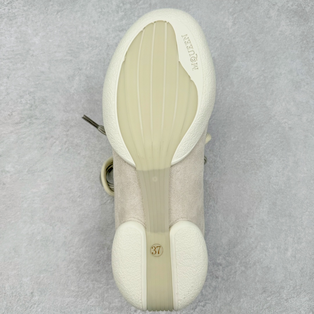 图片[9]-ALEXANDER MCQUEEN 亚历山大麦昆 2024s Flexion复古运动鞋 受到解剖学的启发 分体鞋底和肌腱状元素体现了品牌初期的设计主题 采用粒面皮革制成，配有不同尺寸的鞋带和一个受脚部解剖结构本身启发的轻质分体鞋底，轻盈软性，运动鞋的后跟处有一个浮雕的倒置骷髅装饰 感觉非常有攀登风格，简约低调设计 可搭配成衣系列演绎百搭造型 定制小牛皮材质 流行元素拉满，Alexander McQueen x DONGLIANG |首次合作品牌现任创意总监Sean McGirr操刀。尺码：35 36 37 38 39 40-选品中心