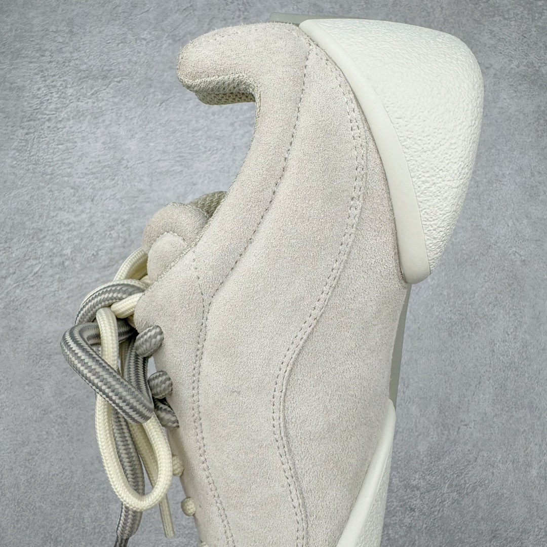 图片[7]-ALEXANDER MCQUEEN 亚历山大麦昆 2024s Flexion复古运动鞋 受到解剖学的启发 分体鞋底和肌腱状元素体现了品牌初期的设计主题 采用粒面皮革制成，配有不同尺寸的鞋带和一个受脚部解剖结构本身启发的轻质分体鞋底，轻盈软性，运动鞋的后跟处有一个浮雕的倒置骷髅装饰 感觉非常有攀登风格，简约低调设计 可搭配成衣系列演绎百搭造型 定制小牛皮材质 流行元素拉满，Alexander McQueen x DONGLIANG |首次合作品牌现任创意总监Sean McGirr操刀。尺码：35 36 37 38 39 40-选品中心