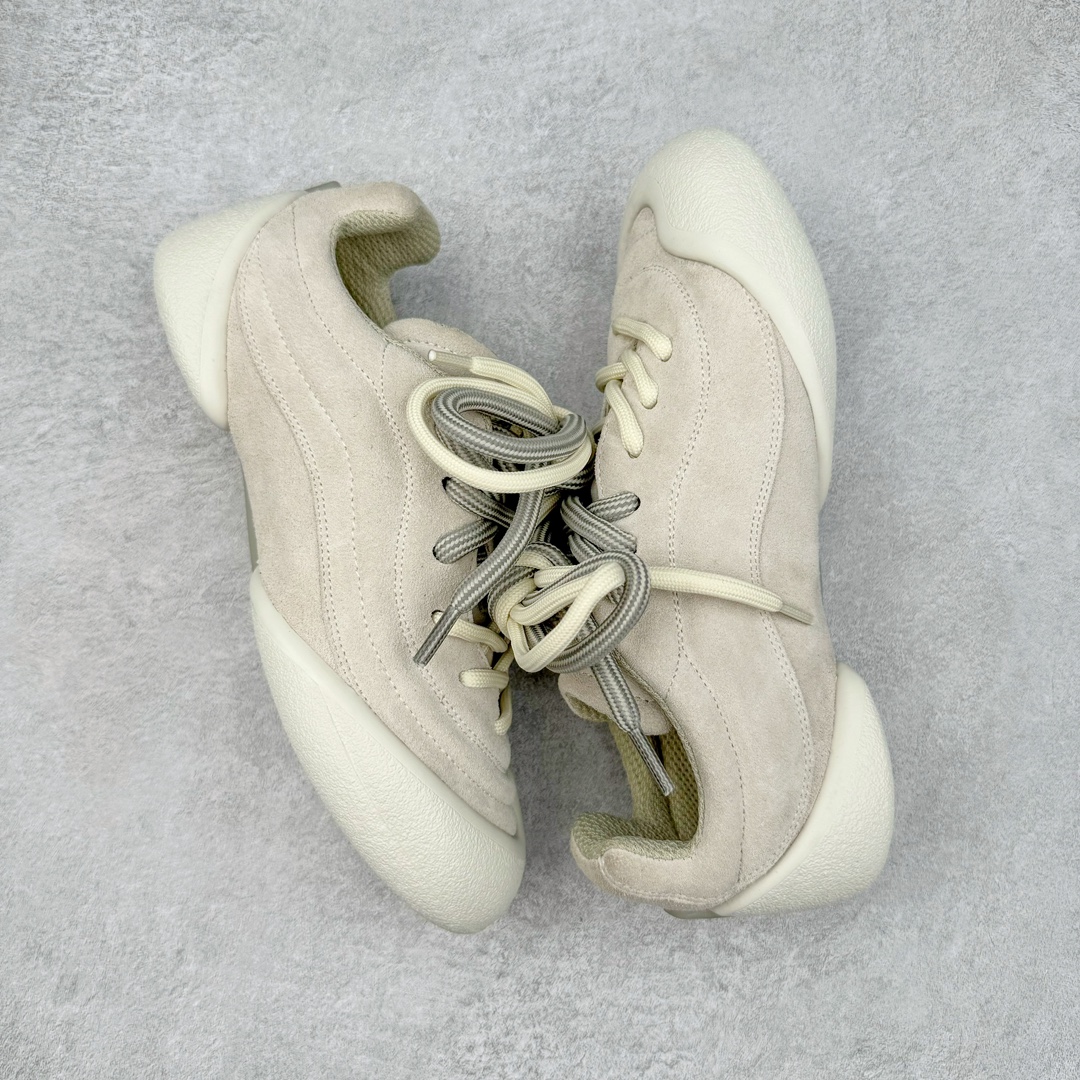 图片[3]-ALEXANDER MCQUEEN 亚历山大麦昆 2024s Flexion复古运动鞋 受到解剖学的启发 分体鞋底和肌腱状元素体现了品牌初期的设计主题 采用粒面皮革制成，配有不同尺寸的鞋带和一个受脚部解剖结构本身启发的轻质分体鞋底，轻盈软性，运动鞋的后跟处有一个浮雕的倒置骷髅装饰 感觉非常有攀登风格，简约低调设计 可搭配成衣系列演绎百搭造型 定制小牛皮材质 流行元素拉满，Alexander McQueen x DONGLIANG |首次合作品牌现任创意总监Sean McGirr操刀。尺码：35 36 37 38 39 40-选品中心