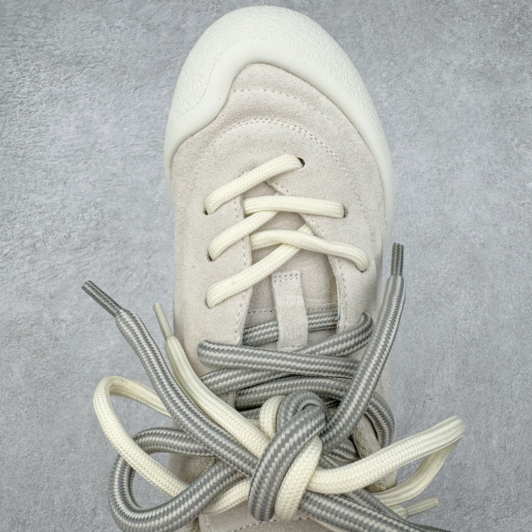 图片[4]-ALEXANDER MCQUEEN 亚历山大麦昆 2024s Flexion复古运动鞋 受到解剖学的启发 分体鞋底和肌腱状元素体现了品牌初期的设计主题 采用粒面皮革制成，配有不同尺寸的鞋带和一个受脚部解剖结构本身启发的轻质分体鞋底，轻盈软性，运动鞋的后跟处有一个浮雕的倒置骷髅装饰 感觉非常有攀登风格，简约低调设计 可搭配成衣系列演绎百搭造型 定制小牛皮材质 流行元素拉满，Alexander McQueen x DONGLIANG |首次合作品牌现任创意总监Sean McGirr操刀。尺码：35 36 37 38 39 40-选品中心