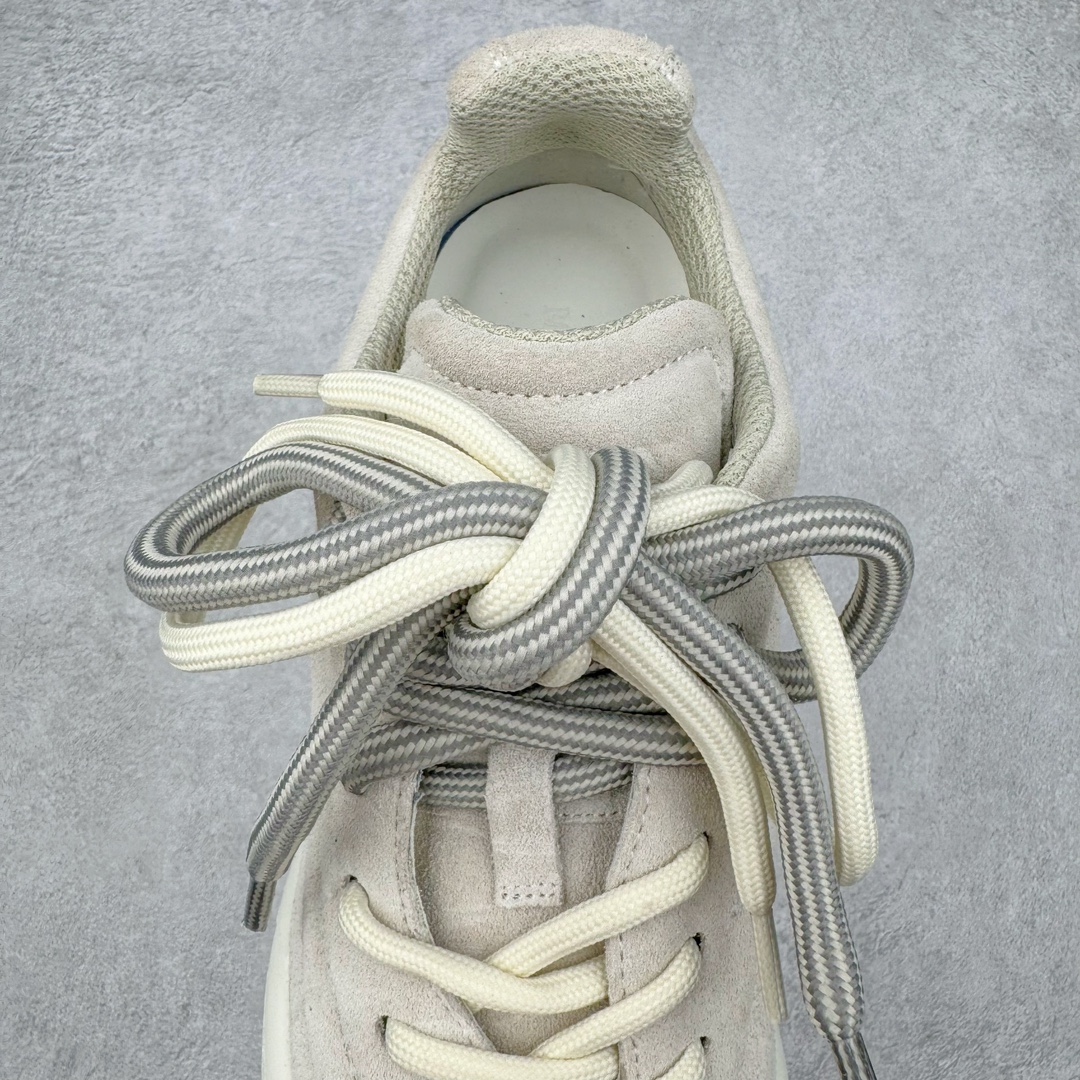 图片[5]-ALEXANDER MCQUEEN 亚历山大麦昆 2024s Flexion复古运动鞋 受到解剖学的启发 分体鞋底和肌腱状元素体现了品牌初期的设计主题 采用粒面皮革制成，配有不同尺寸的鞋带和一个受脚部解剖结构本身启发的轻质分体鞋底，轻盈软性，运动鞋的后跟处有一个浮雕的倒置骷髅装饰 感觉非常有攀登风格，简约低调设计 可搭配成衣系列演绎百搭造型 定制小牛皮材质 流行元素拉满，Alexander McQueen x DONGLIANG |首次合作品牌现任创意总监Sean McGirr操刀。尺码：35 36 37 38 39 40-选品中心