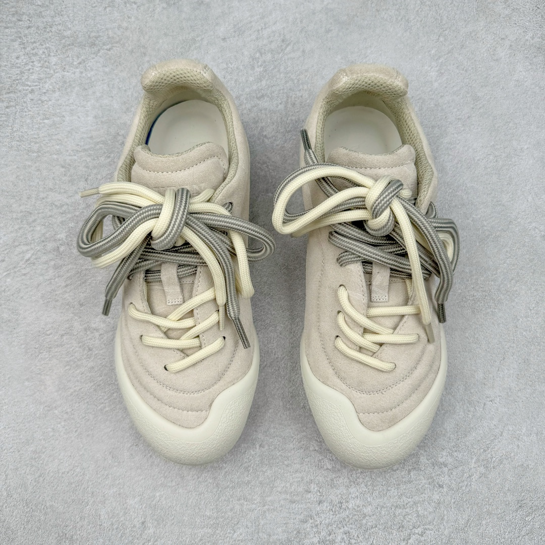 图片[2]-ALEXANDER MCQUEEN 亚历山大麦昆 2024s Flexion复古运动鞋 受到解剖学的启发 分体鞋底和肌腱状元素体现了品牌初期的设计主题 采用粒面皮革制成，配有不同尺寸的鞋带和一个受脚部解剖结构本身启发的轻质分体鞋底，轻盈软性，运动鞋的后跟处有一个浮雕的倒置骷髅装饰 感觉非常有攀登风格，简约低调设计 可搭配成衣系列演绎百搭造型 定制小牛皮材质 流行元素拉满，Alexander McQueen x DONGLIANG |首次合作品牌现任创意总监Sean McGirr操刀。尺码：35 36 37 38 39 40-选品中心