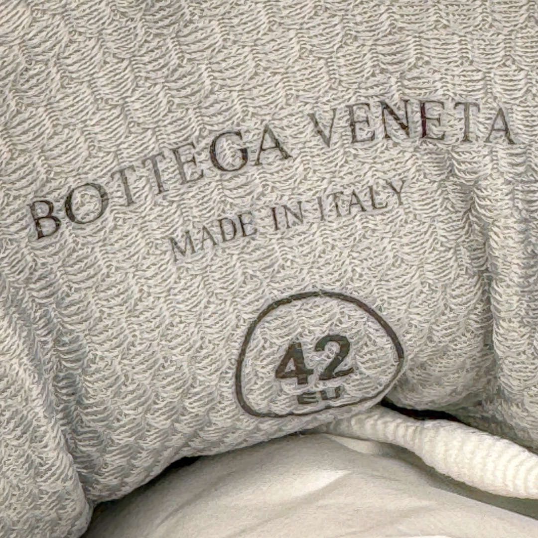 图片[18]-＃GD广顶 BOTTEGA VENETA Orbit Runner BV葆蝶家时尚休闲王一博同款老爹鞋运动鞋 原版开发 一比一打造 相似度百分之99以上 市场一梯队级别品质 区别市场任何标文顶级品质版本 采用轻质科技网布面料 搭配几何图案设计橡胶外底 王炸系列 高版本 认准套包工艺 实际增高很多哦 还是一样显腿细非常nice 耐玩耐造 对标对版 套包鞋工艺 认准高版本 大底选用拼色TPU大底 配置原版包装 尺码：35 36 37 38 39 40 41 42 43 44 45-选品中心