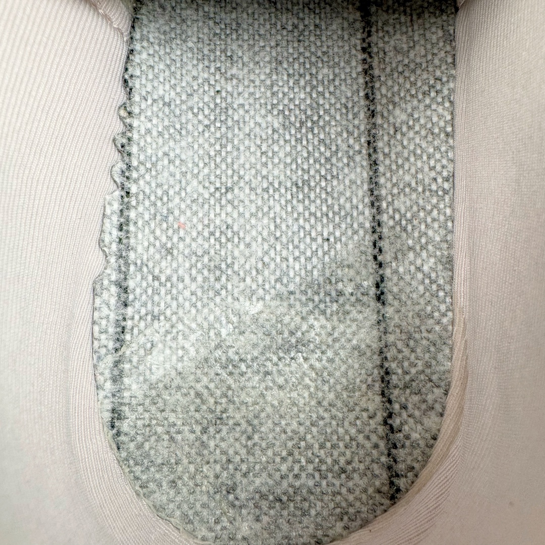 图片[11]-＃S2纯原 PUMA Speedca OG 彪马极速赛车系列低帮德训风拼接复古百搭休闲运动赛车鞋 鞋款从80、90年代赛车手所穿的防火赛车鞋为原型，鞋身线条模仿了赛车的流线廓形，体现了空气动力学原理的结构。简约流畅的外观，恰好又和贯穿其中的Formstrip Logo融合恰到好处，视觉上细节丰富且协调。本次Speedcat OG鞋款归来，最大看点自然式保留了窄版鞋型以及薄底构造。这两年各品牌鞋底越做越厚，Speedcat反其道而行之，上脚几乎无鞋底的效果带来耳目一新的视觉体验。鞋面依旧是以质感细腻的麂皮材质打造，并且大面积近乎全包裹的使用，复古味道也愈发浓烈。配色上更是将最原始的黑色和红色带回，向F1赛车队的标志性队服致敬。相信让各位一眼种草的更多是出挑的大红色，上脚即可瞬间点亮整体造型，在以球鞋为核心的OOTD中脱颖而出。而另一款黑色则是低调的万金油，彰显新潮个性的同时又不喧宾夺主，也是热爱简约系穿搭朋友的首选。 尺码：36 37 37.5 38 38.5 39 40 40.5 41 42 42.5 43 44 44.5 45 46-选品中心