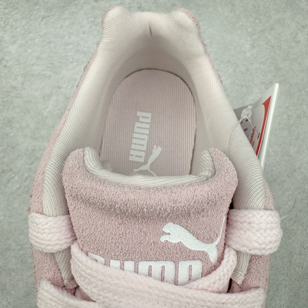 图片[15]-＃S2纯原 PUMA Speedca OG 彪马极速赛车系列低帮德训风拼接复古百搭休闲运动赛车鞋 鞋款从80、90年代赛车手所穿的防火赛车鞋为原型，鞋身线条模仿了赛车的流线廓形，体现了空气动力学原理的结构。简约流畅的外观，恰好又和贯穿其中的Formstrip Logo融合恰到好处，视觉上细节丰富且协调。本次Speedcat OG鞋款归来，最大看点自然式保留了窄版鞋型以及薄底构造。这两年各品牌鞋底越做越厚，Speedcat反其道而行之，上脚几乎无鞋底的效果带来耳目一新的视觉体验。鞋面依旧是以质感细腻的麂皮材质打造，并且大面积近乎全包裹的使用，复古味道也愈发浓烈。配色上更是将最原始的黑色和红色带回，向F1赛车队的标志性队服致敬。相信让各位一眼种草的更多是出挑的大红色，上脚即可瞬间点亮整体造型，在以球鞋为核心的OOTD中脱颖而出。而另一款黑色则是低调的万金油，彰显新潮个性的同时又不喧宾夺主，也是热爱简约系穿搭朋友的首选。 尺码：36 37 37.5 38 38.5 39 40 40.5 41 42 42.5 43 44 44.5 45 46-选品中心