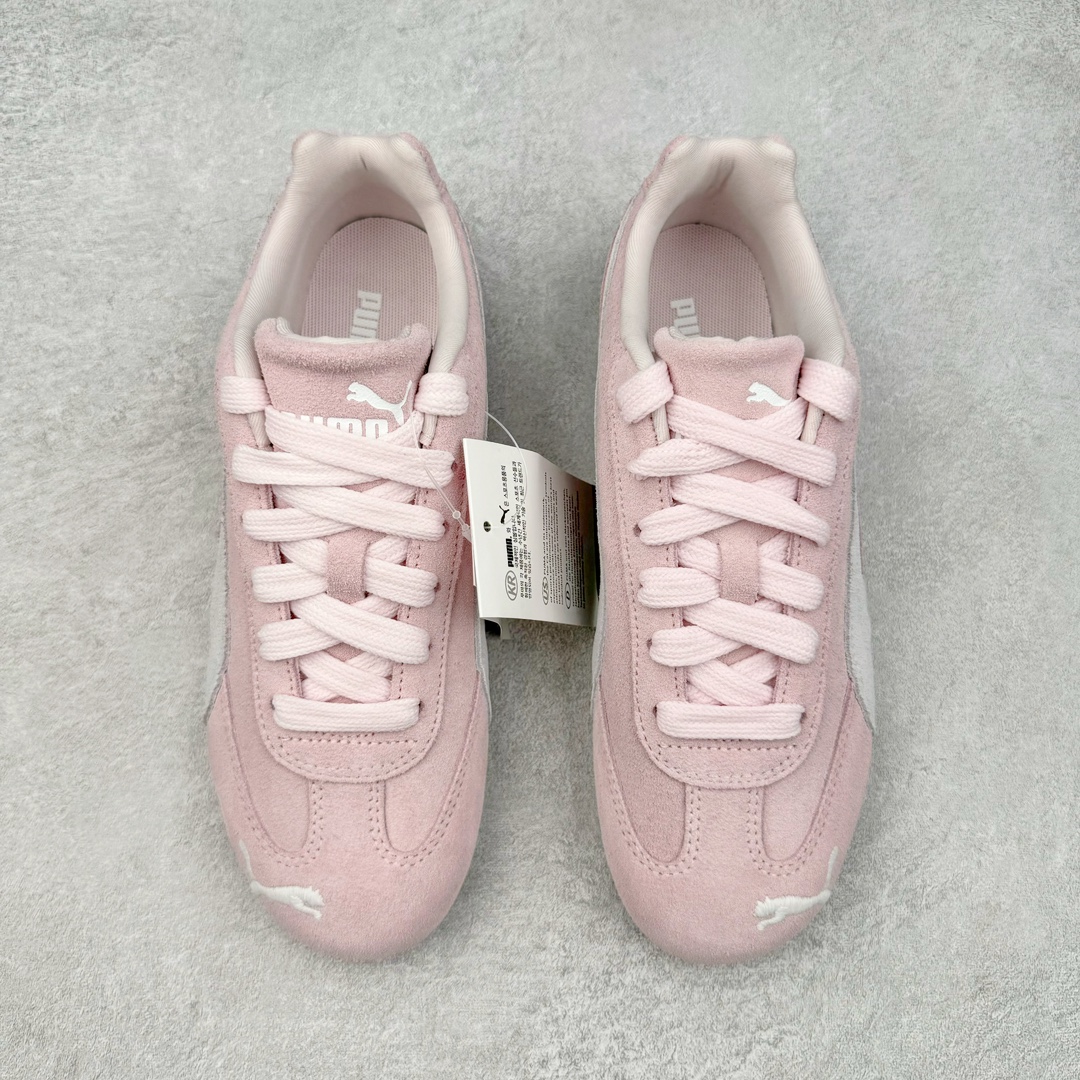 图片[2]-＃S2纯原 PUMA Speedca OG 彪马极速赛车系列低帮德训风拼接复古百搭休闲运动赛车鞋 鞋款从80、90年代赛车手所穿的防火赛车鞋为原型，鞋身线条模仿了赛车的流线廓形，体现了空气动力学原理的结构。简约流畅的外观，恰好又和贯穿其中的Formstrip Logo融合恰到好处，视觉上细节丰富且协调。本次Speedcat OG鞋款归来，最大看点自然式保留了窄版鞋型以及薄底构造。这两年各品牌鞋底越做越厚，Speedcat反其道而行之，上脚几乎无鞋底的效果带来耳目一新的视觉体验。鞋面依旧是以质感细腻的麂皮材质打造，并且大面积近乎全包裹的使用，复古味道也愈发浓烈。配色上更是将最原始的黑色和红色带回，向F1赛车队的标志性队服致敬。相信让各位一眼种草的更多是出挑的大红色，上脚即可瞬间点亮整体造型，在以球鞋为核心的OOTD中脱颖而出。而另一款黑色则是低调的万金油，彰显新潮个性的同时又不喧宾夺主，也是热爱简约系穿搭朋友的首选。 尺码：36 37 37.5 38 38.5 39 40 40.5 41 42 42.5 43 44 44.5 45 46-选品中心