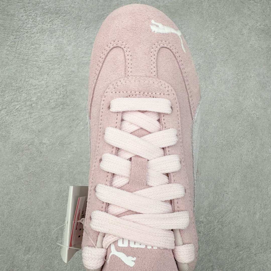 图片[4]-＃S2纯原 PUMA Speedca OG 彪马极速赛车系列低帮德训风拼接复古百搭休闲运动赛车鞋 鞋款从80、90年代赛车手所穿的防火赛车鞋为原型，鞋身线条模仿了赛车的流线廓形，体现了空气动力学原理的结构。简约流畅的外观，恰好又和贯穿其中的Formstrip Logo融合恰到好处，视觉上细节丰富且协调。本次Speedcat OG鞋款归来，最大看点自然式保留了窄版鞋型以及薄底构造。这两年各品牌鞋底越做越厚，Speedcat反其道而行之，上脚几乎无鞋底的效果带来耳目一新的视觉体验。鞋面依旧是以质感细腻的麂皮材质打造，并且大面积近乎全包裹的使用，复古味道也愈发浓烈。配色上更是将最原始的黑色和红色带回，向F1赛车队的标志性队服致敬。相信让各位一眼种草的更多是出挑的大红色，上脚即可瞬间点亮整体造型，在以球鞋为核心的OOTD中脱颖而出。而另一款黑色则是低调的万金油，彰显新潮个性的同时又不喧宾夺主，也是热爱简约系穿搭朋友的首选。 尺码：36 37 37.5 38 38.5 39 40 40.5 41 42 42.5 43 44 44.5 45 46-选品中心