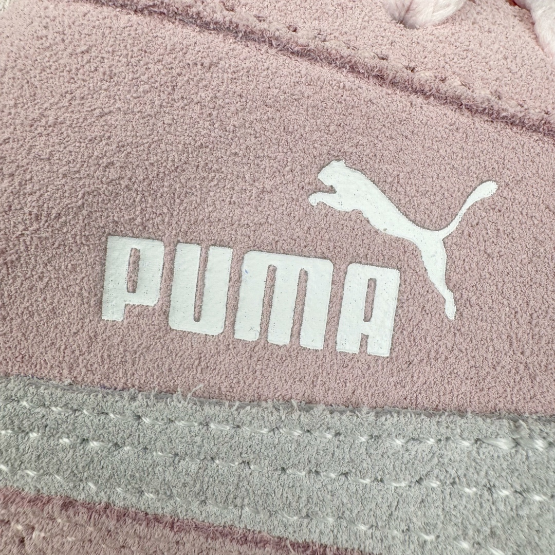图片[18]-＃S2纯原 PUMA Speedca OG 彪马极速赛车系列低帮德训风拼接复古百搭休闲运动赛车鞋 鞋款从80、90年代赛车手所穿的防火赛车鞋为原型，鞋身线条模仿了赛车的流线廓形，体现了空气动力学原理的结构。简约流畅的外观，恰好又和贯穿其中的Formstrip Logo融合恰到好处，视觉上细节丰富且协调。本次Speedcat OG鞋款归来，最大看点自然式保留了窄版鞋型以及薄底构造。这两年各品牌鞋底越做越厚，Speedcat反其道而行之，上脚几乎无鞋底的效果带来耳目一新的视觉体验。鞋面依旧是以质感细腻的麂皮材质打造，并且大面积近乎全包裹的使用，复古味道也愈发浓烈。配色上更是将最原始的黑色和红色带回，向F1赛车队的标志性队服致敬。相信让各位一眼种草的更多是出挑的大红色，上脚即可瞬间点亮整体造型，在以球鞋为核心的OOTD中脱颖而出。而另一款黑色则是低调的万金油，彰显新潮个性的同时又不喧宾夺主，也是热爱简约系穿搭朋友的首选。 尺码：36 37 37.5 38 38.5 39 40 40.5 41 42 42.5 43 44 44.5 45 46-选品中心